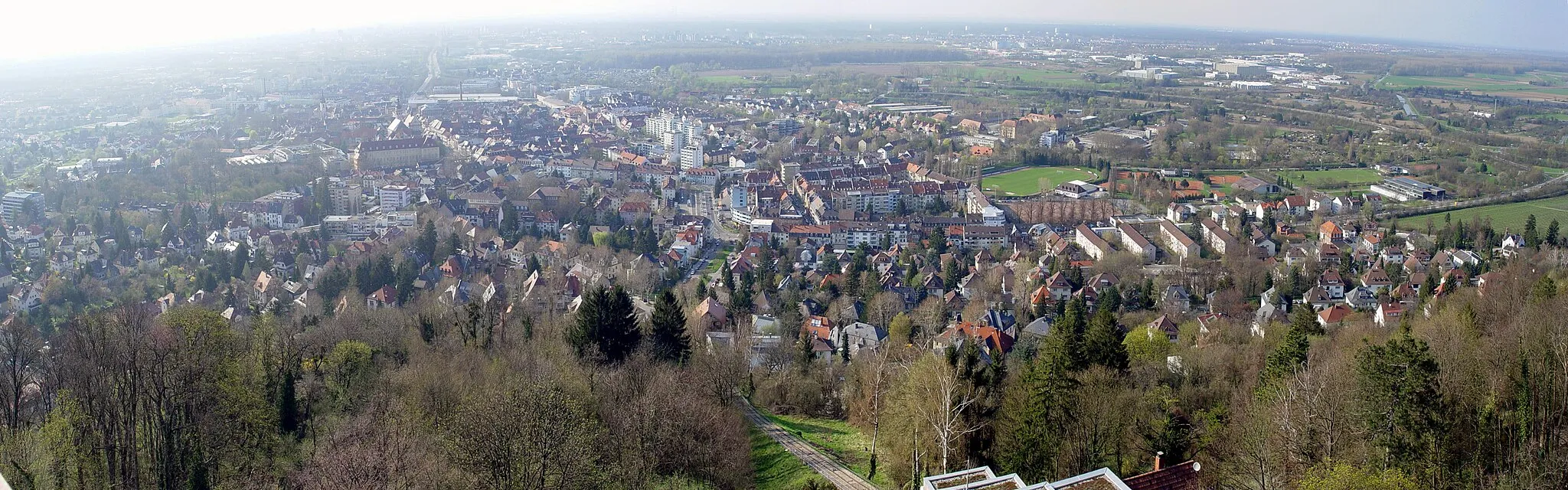 Photo showing: Panoramic view of the city of Karlsruhe, Germany, as seen from the top of Mt. Turmberg in the district of Durlach, which can be seen in the foreground.