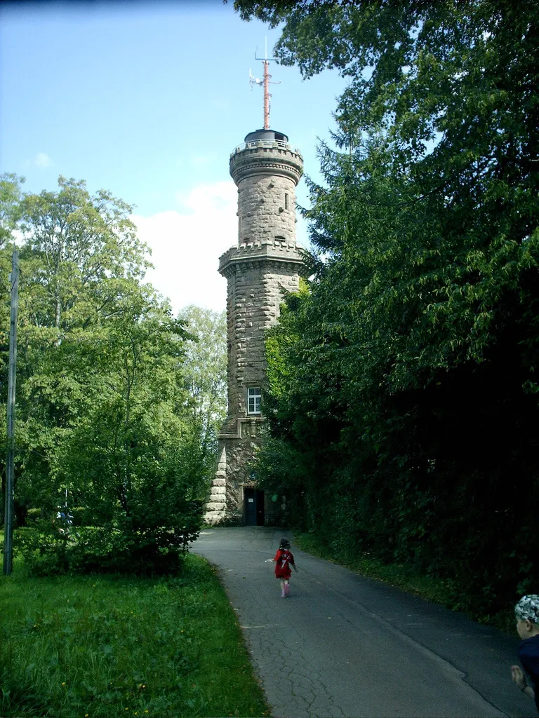 Photo showing: The "Friedrichsturm" (Frederick's Tower) in Freudenstadt named after the founder of the town, Frederick I, Duke of Württemberg. The inauguration of the building took place on the occasion of the 300th jubilee of the town in 1899. The tower offers a beautiful view on the Black Forest city.