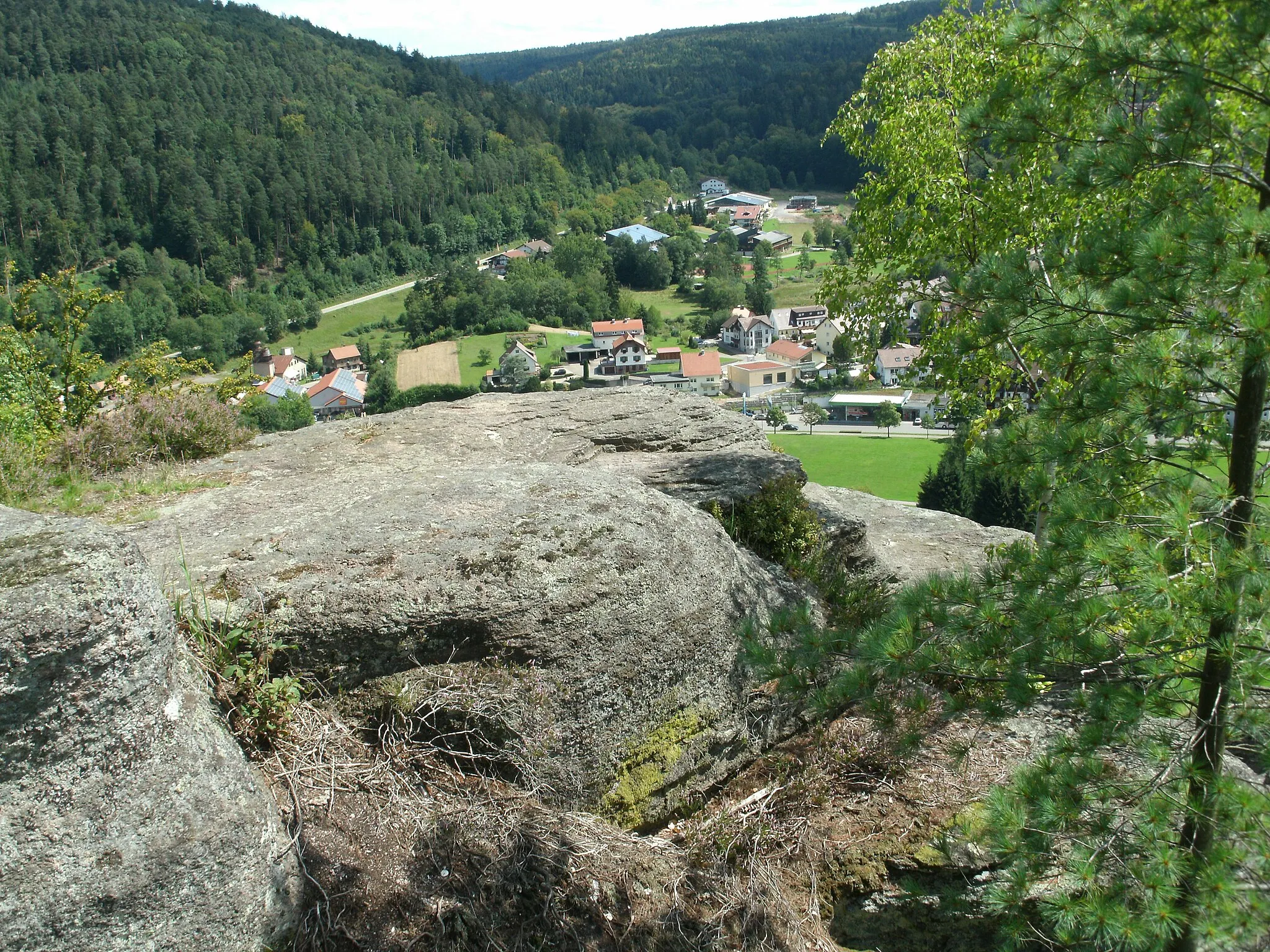 Photo showing: Aussicht über den Falkensteinfelsen hinweg auf die Straße nach Rotensol bei Bad Herrenalb (Schwarzwald)