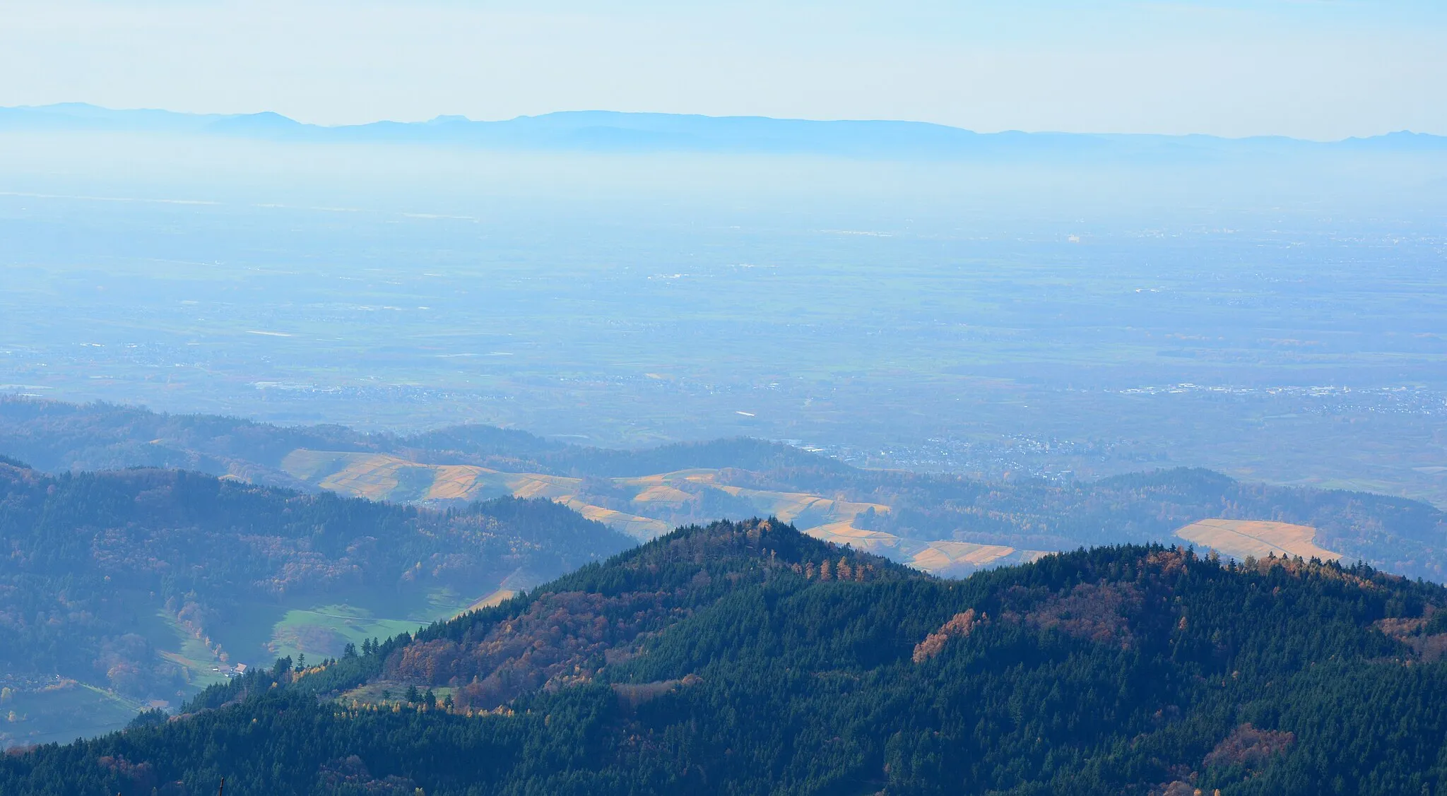 Photo showing: Blick von der Hornisgrinde westwärts zur Rheinebene und den Vogesen