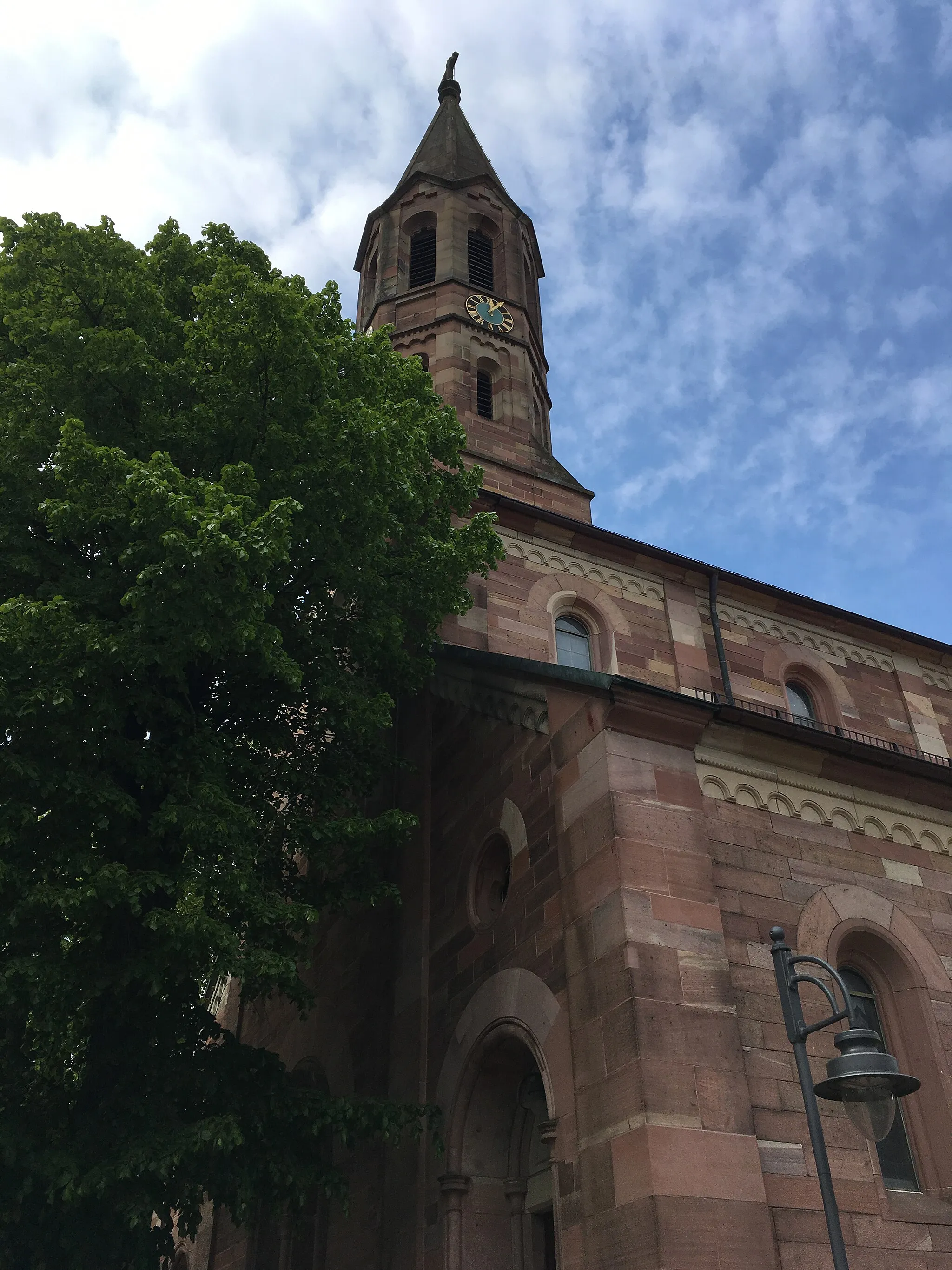 Photo showing: St. Laurentius ist die Pfarrkirche der Gemeinde Hügelsheim im Landkreis Raststatt in Baden-Württemberg. Die neuromanische, dreischiffige Basilika entstand in den Jahren 1842 bis 1843.