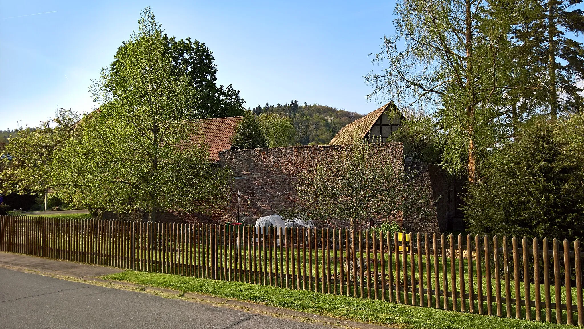 Photo showing: Wasserburg Riedern: Mauerreste der ehemaligen Wasserburg und heutige Gebäude