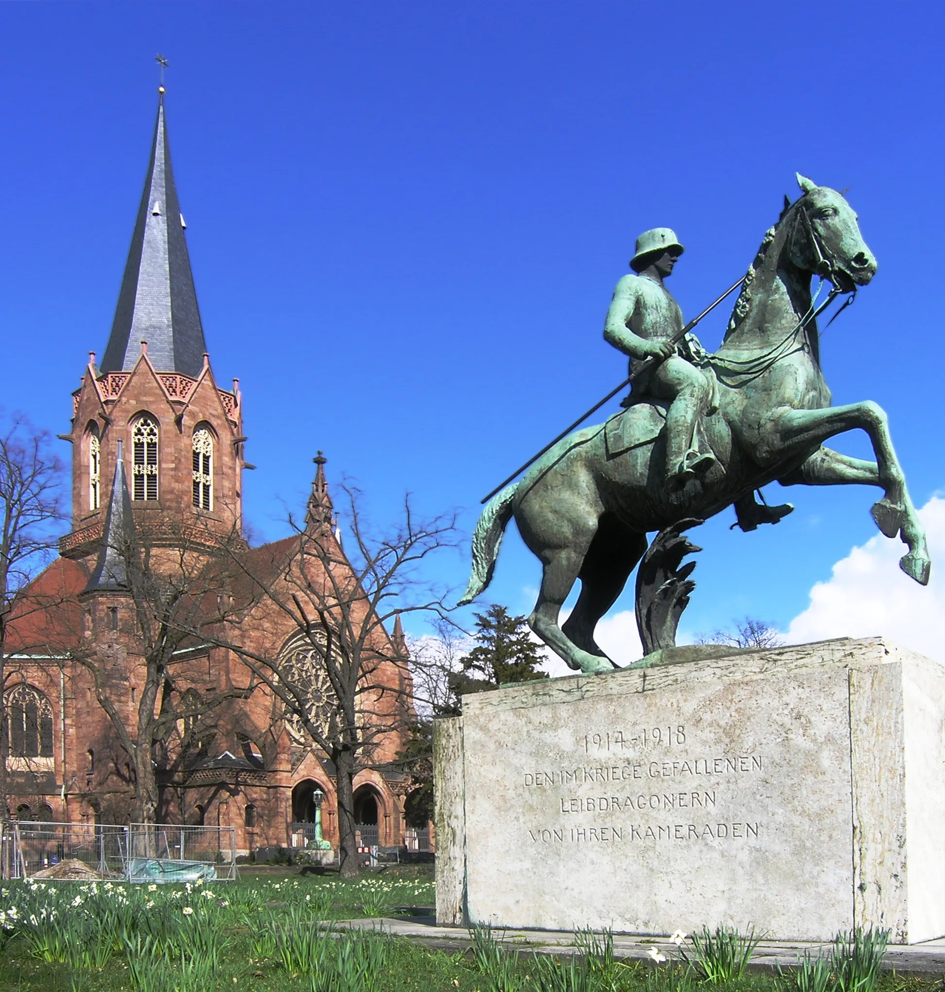 Photo showing: Karlsruhe, Christuskirche und Leibdragonerdenkmal