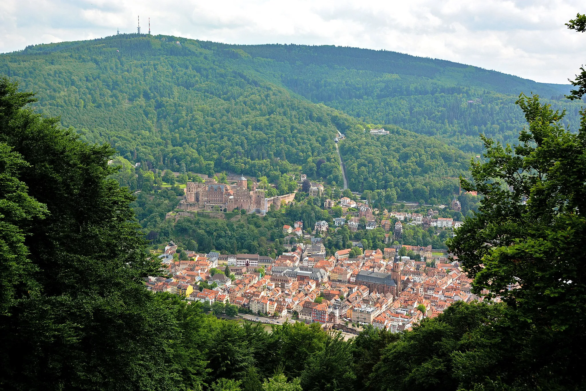 Photo showing: Heidelberg, Old Town, castle and Koenigstuhl, taken from the lookout tower Heiligenberg