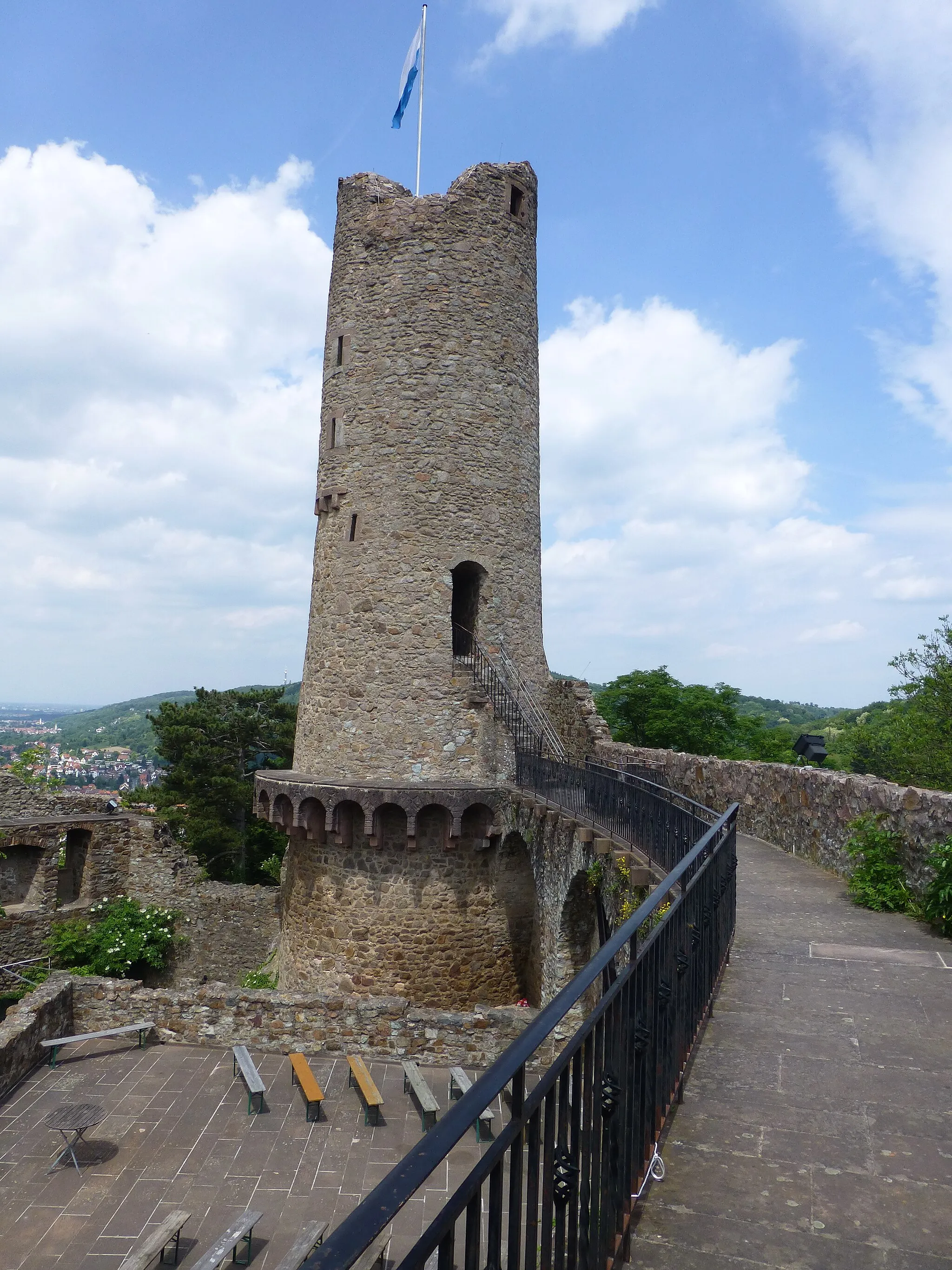 Photo showing: Bergfried Burg Windeck. Blick von der Schildmauer