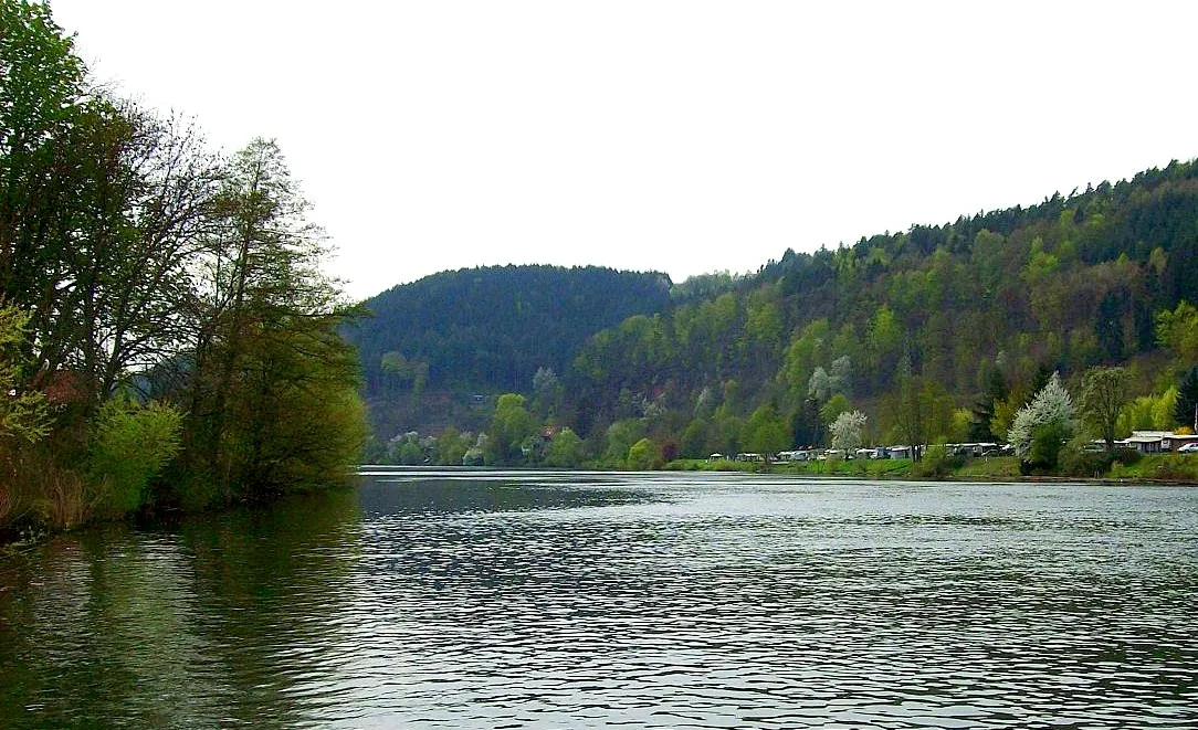 Photo showing: View from the ferry to the Odenwald hills crossing the river Neckar from Neckarhäuserhof (Mückenloch) to Neckarhausen (upstream)