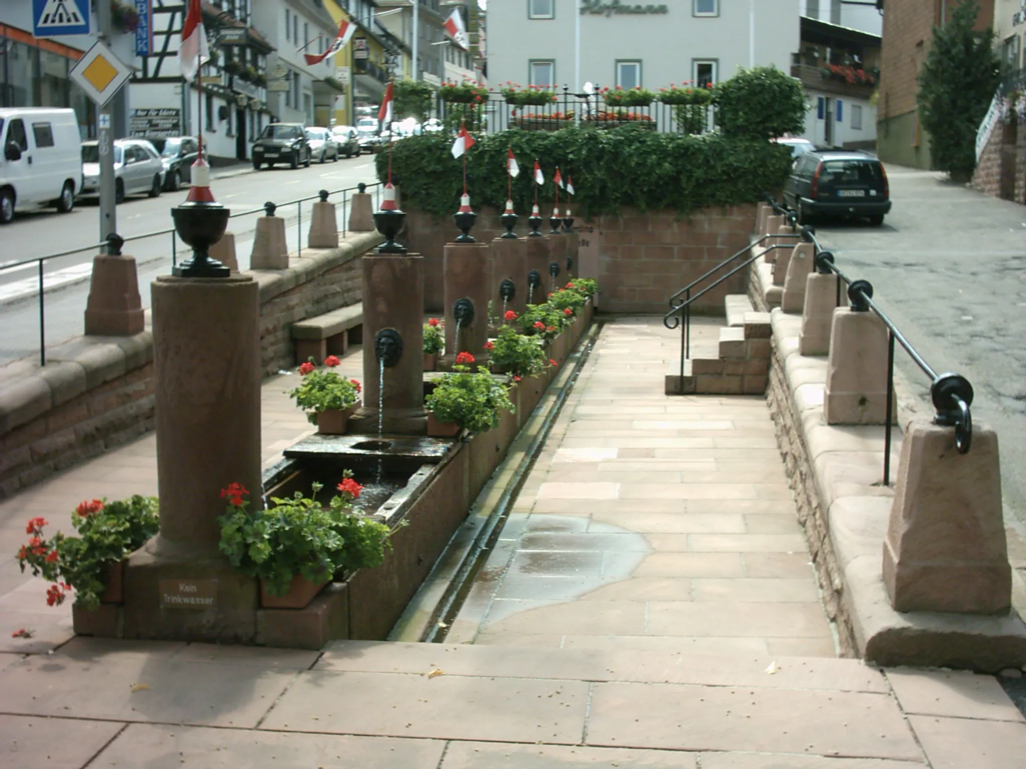 Photo showing: Beschreibung: Mümlingquelle (Zwölf-Röhren-Brunnen) von 1810 in Beerfelden
Fotograf: presse03, selbst fotografiert 2005
Lizenz: GNU-FDL