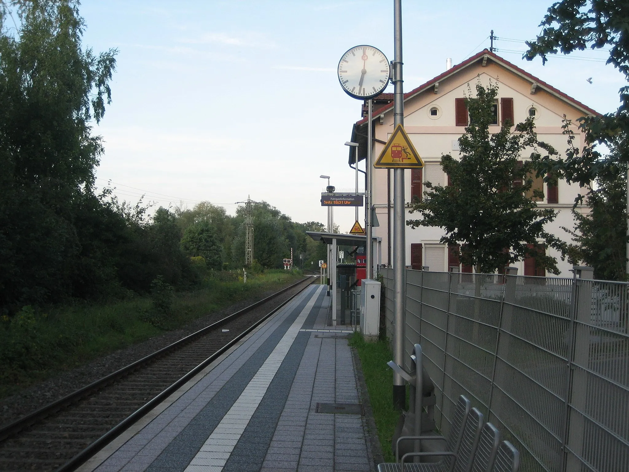 Photo showing: Bezeichnung: Bahnhof Neuburg (Rhein) 2014 Lage: Bahnhofstraße 28 Ort: Neubur am Rhein, Landkreis Germersheim, Rheinland-Pfalz Bauzeit: um 1860/70
Beschreibung: spätklassizistischer Typenbau