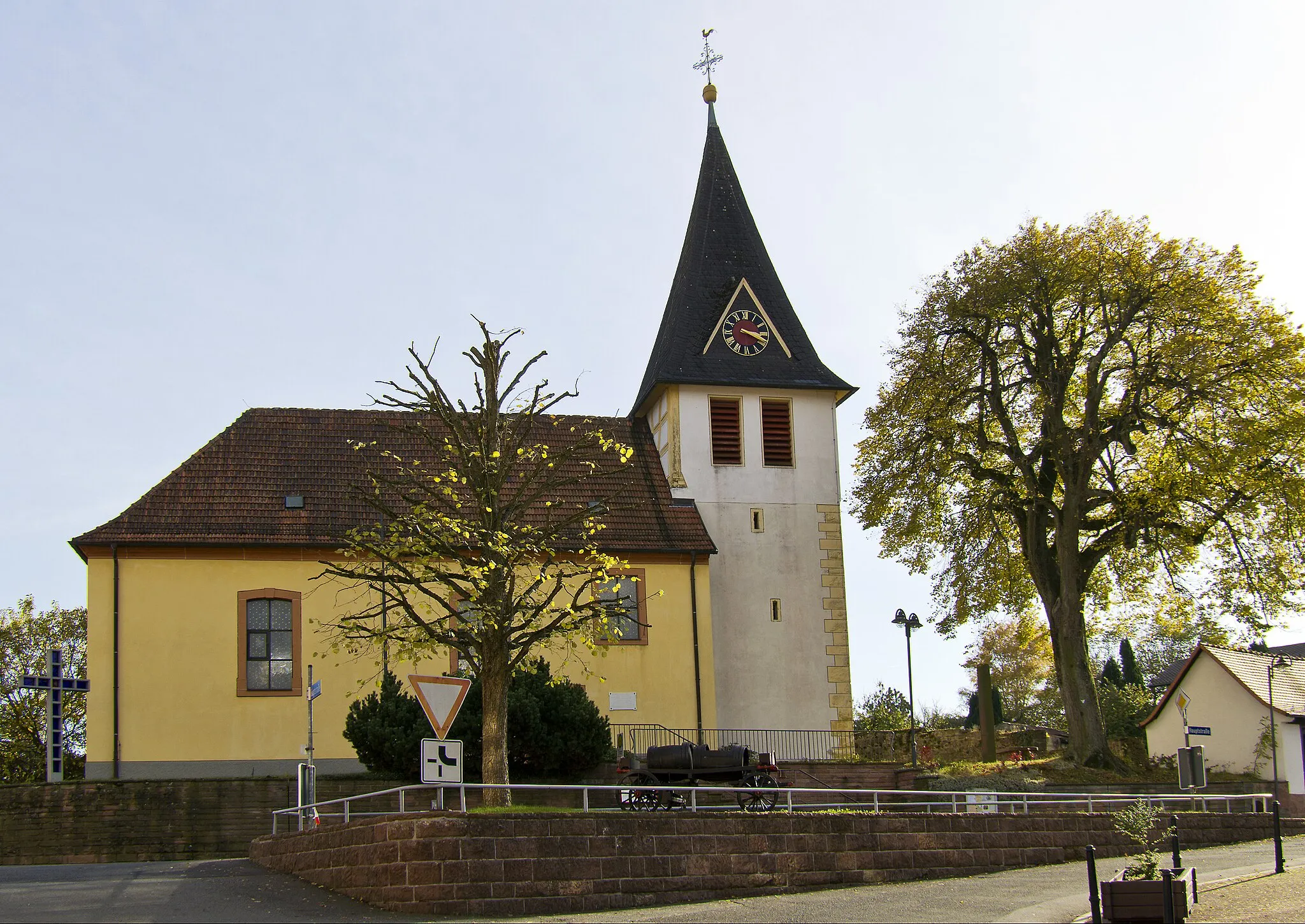 Photo showing: Evangelische Peterskirche in Gaiberg mit unter Naturschutz stehender Winterlinde