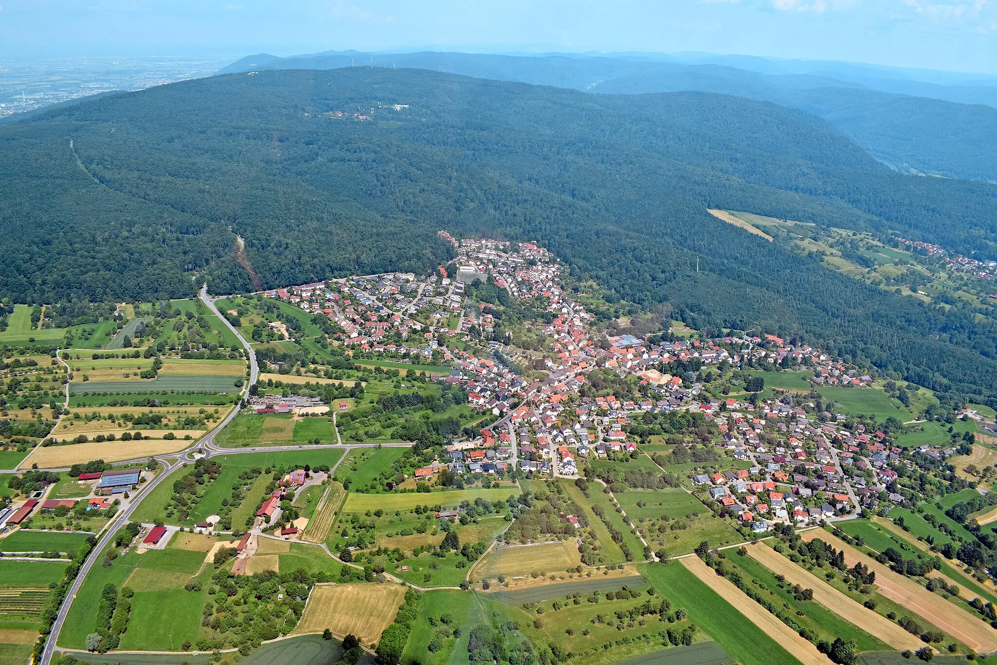 Photo showing: Aerial view of Gaiberg from a gyrocopter, south-north direction towards Heidelberg-Königstuhl. On the top left in the plain is Heidelberg, on the top right is a part of the Neckar just before Neckargemünd.