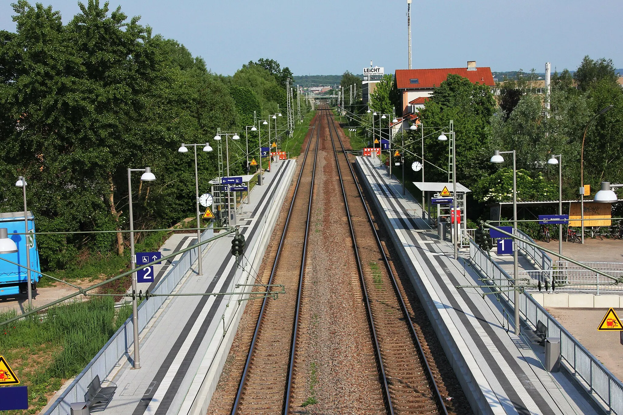 Photo showing: Haltepunkt Karlsdorf nach Umbau im Spätjahr 2011