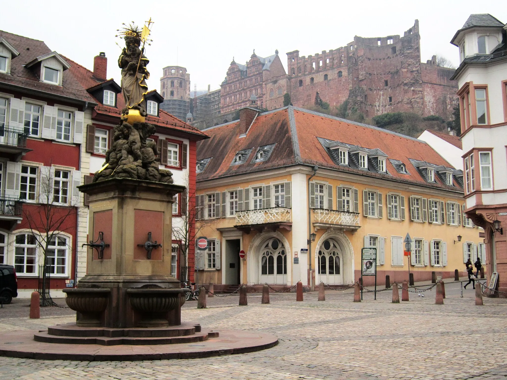 Photo showing: Fountain and Statue of St. Mary at Kornmarkt in Heidelberg; in the background: Heidelberg Castle