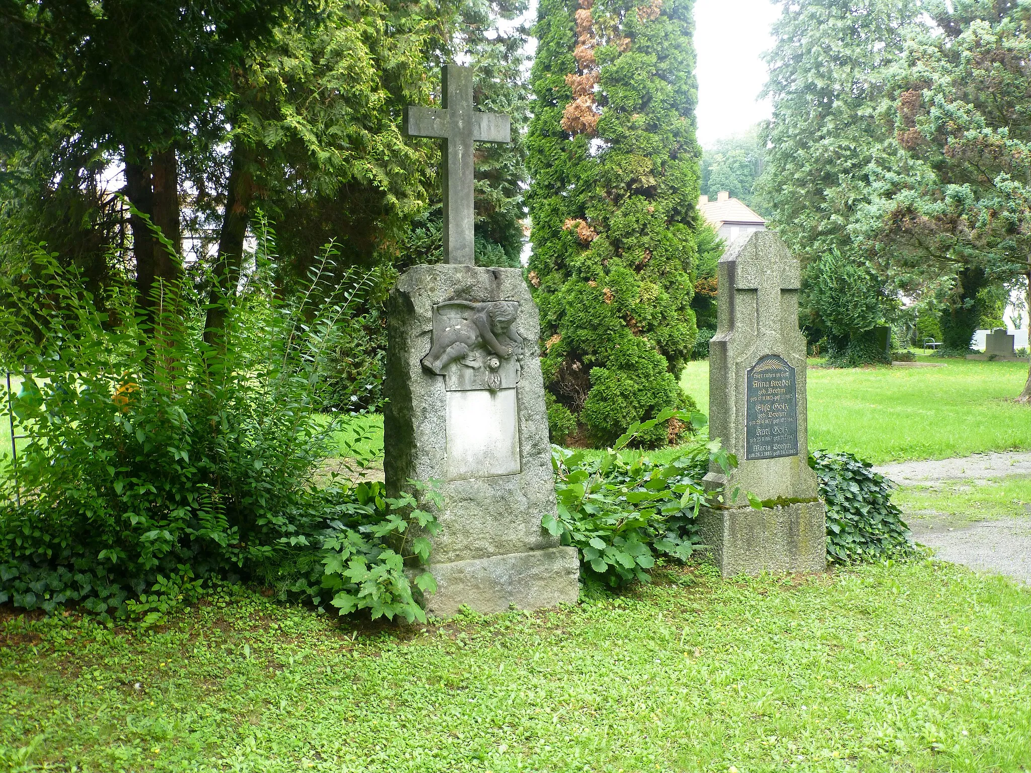 Photo showing: Alte Grabsteine auf dem Alten Friedhof von Birkenau