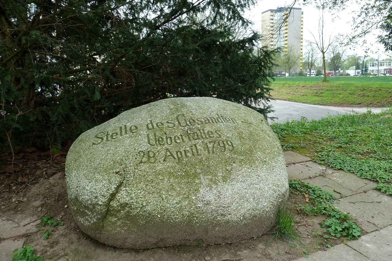 Photo showing: Gedenkstein an den Rastatter Gesandtenmord. Der Stein befindet sich in einem kleinen Park in der Nähe der Strassenkreuzung "Am Gedenkstein" und "Kinkelstrasse".