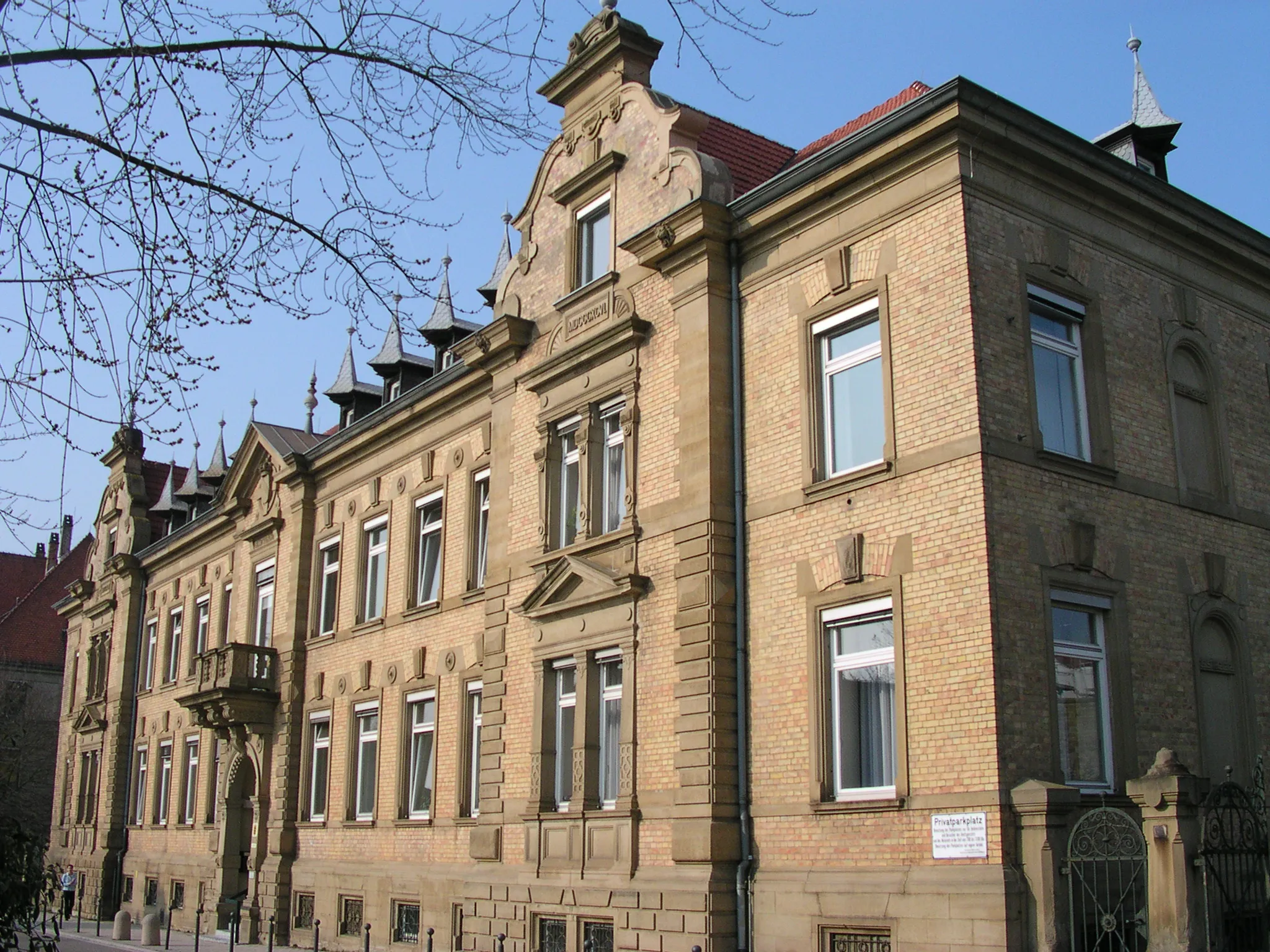 Photo showing: Von 1894 bis 1896 baute man an der Werderstraße das ehemals großherzoglich-badische Amtsgericht. Architekt war Julius Koch, Vorstand der Bezirksbauinspektion Heidelberg. Fassade mit Steinmetzarbeiten und schmuckreichen Giebeln, Landeswappen mit Krone.