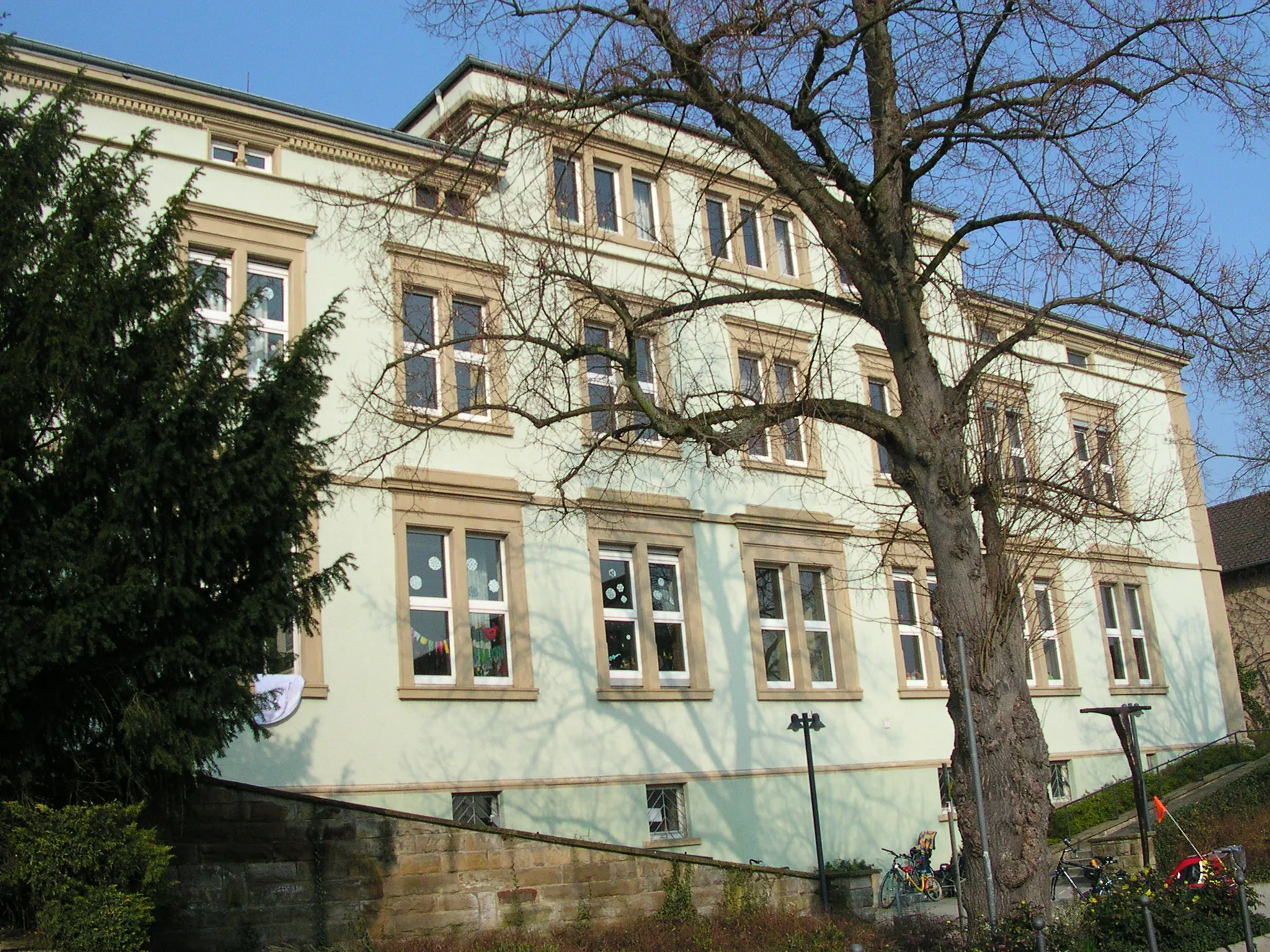 Photo showing: 1877 baute man auf dem alten 30 Jahre zuvor stillgelegten Friedhof die „Höhere Bürgerschule“, (Oberrealschule). Seit 1980 ist dort die Carl-Orff-Schule untergebracht.