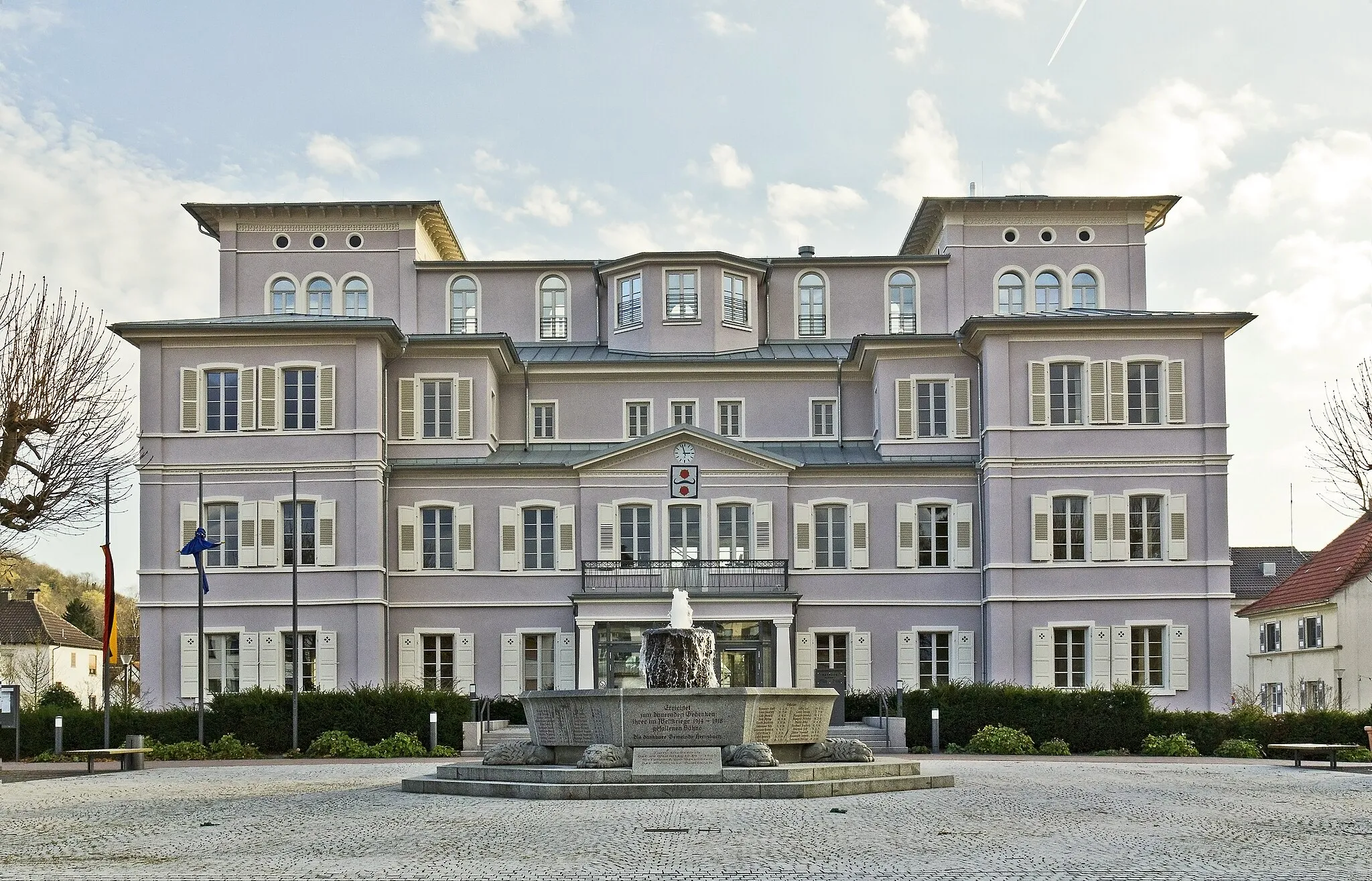 Photo showing: Hemsbach, Rothschild-Schloss / Rathaus, 1764 vom kurfürstlichen Jagdrat Besen erbaut (mittlerer Trakt), 1839 erworben von Baron Rothschild, durch Park erweitert und zum heutigen Erscheinungsbild umgebaut.