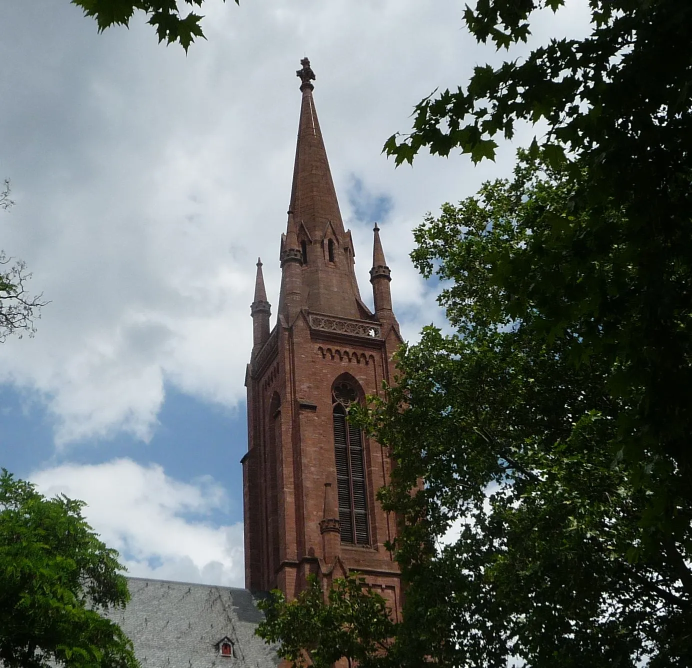 Photo showing: der 60 Meter hohe Turm der Domkirche in Lampertheim