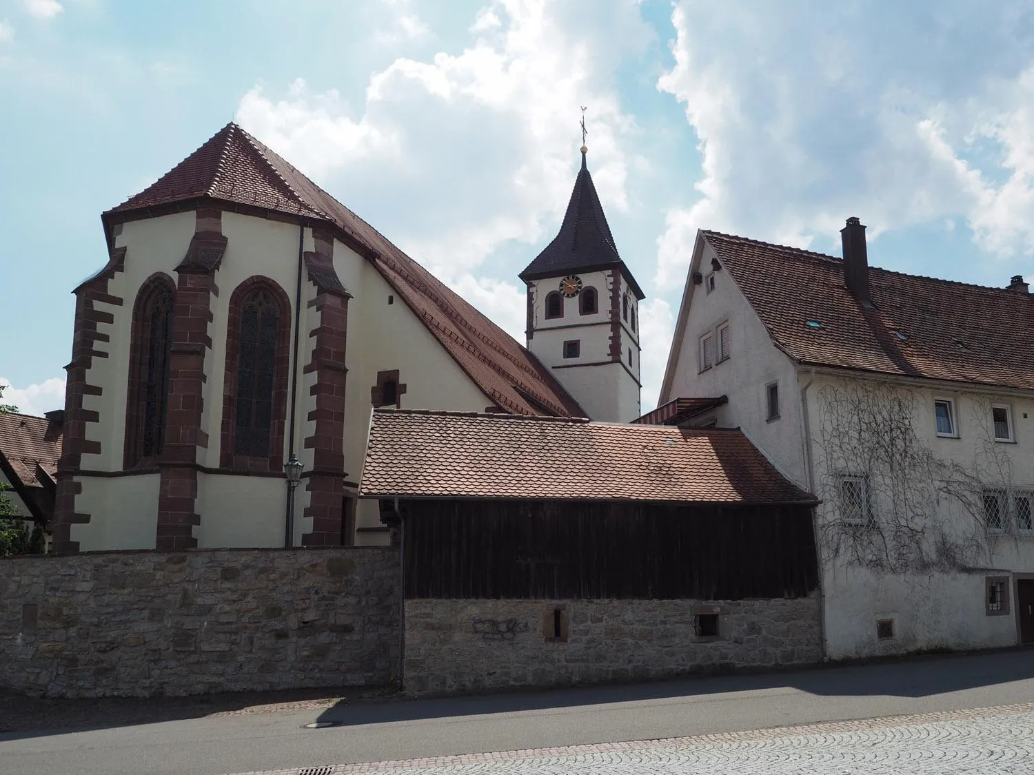Photo showing: Die evangelische Stadtkirche "Unserer lieben Frau" wurde erstmals 1256 genannt. Der untere Teil des Turms dürfte noch auf einen romanischen Vorgängerbau zurückgehen, der spätgotische Neubau wurde zwischen 1500 und 1510 errichtet. 1718 brannte die Kirche ab und wurde ein Jahr später wieder errichtet.