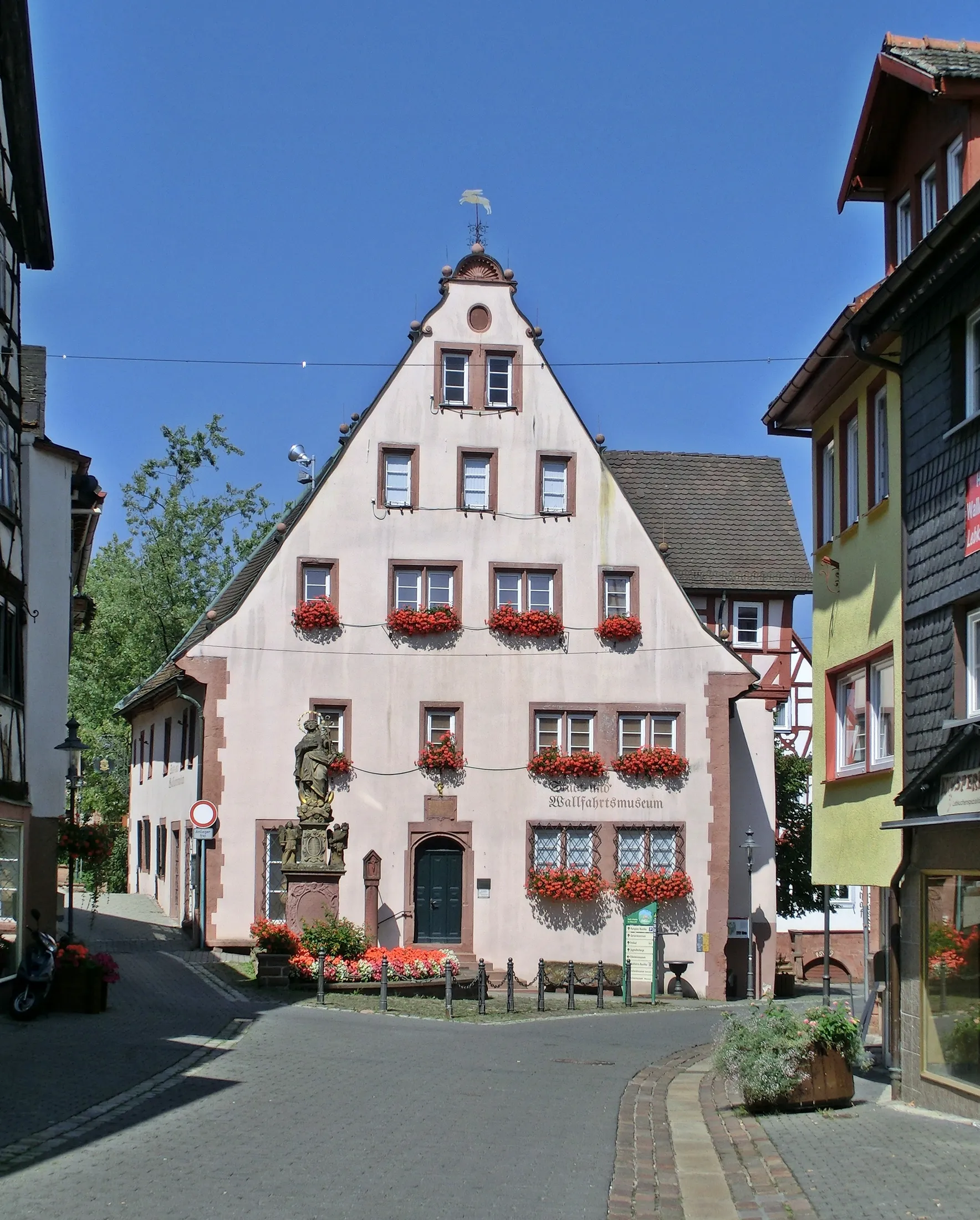 Photo showing: Das Stadt- und Wallfahrtsmuseum in Walldürn, Baden-Württemberg.
