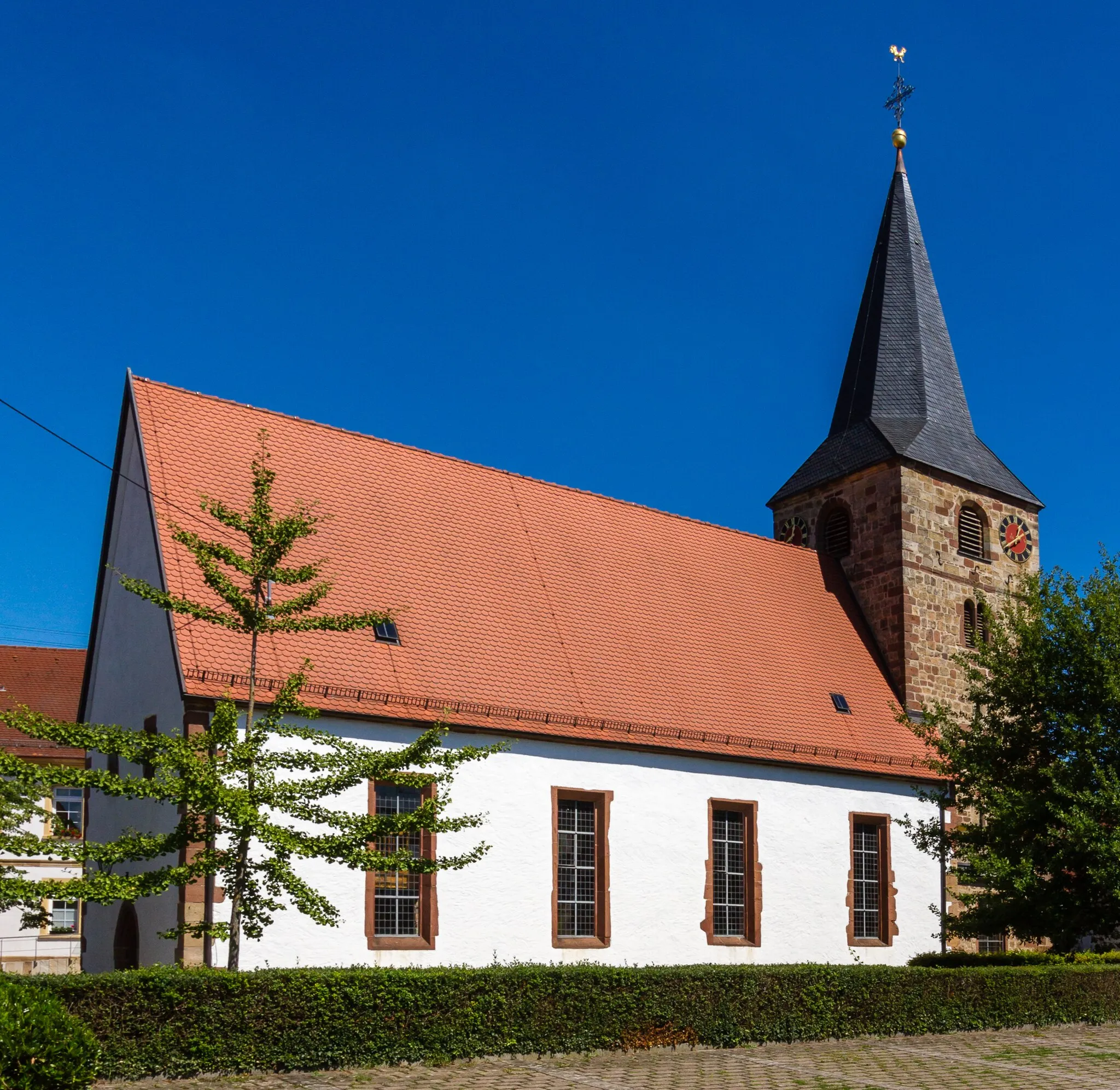 Photo showing: This is a photograph of a cultural monument. It is on the list of cultural monuments of Oberotterbach.
Designation: Protestant parish church Construction time: as from 1300 Description: Formerly St. Georg

Choir tower around 1300, bell storey and sacristy 16th century, late gothic hall 1537, reconstruction 1726. Place: Municipality Oberotterbach, Collective municipality Bad Bergzabern, District Südliche Weinstraße, Rhineland-Palatinate, Germany Location: Unterdorfstraße
House number: 8