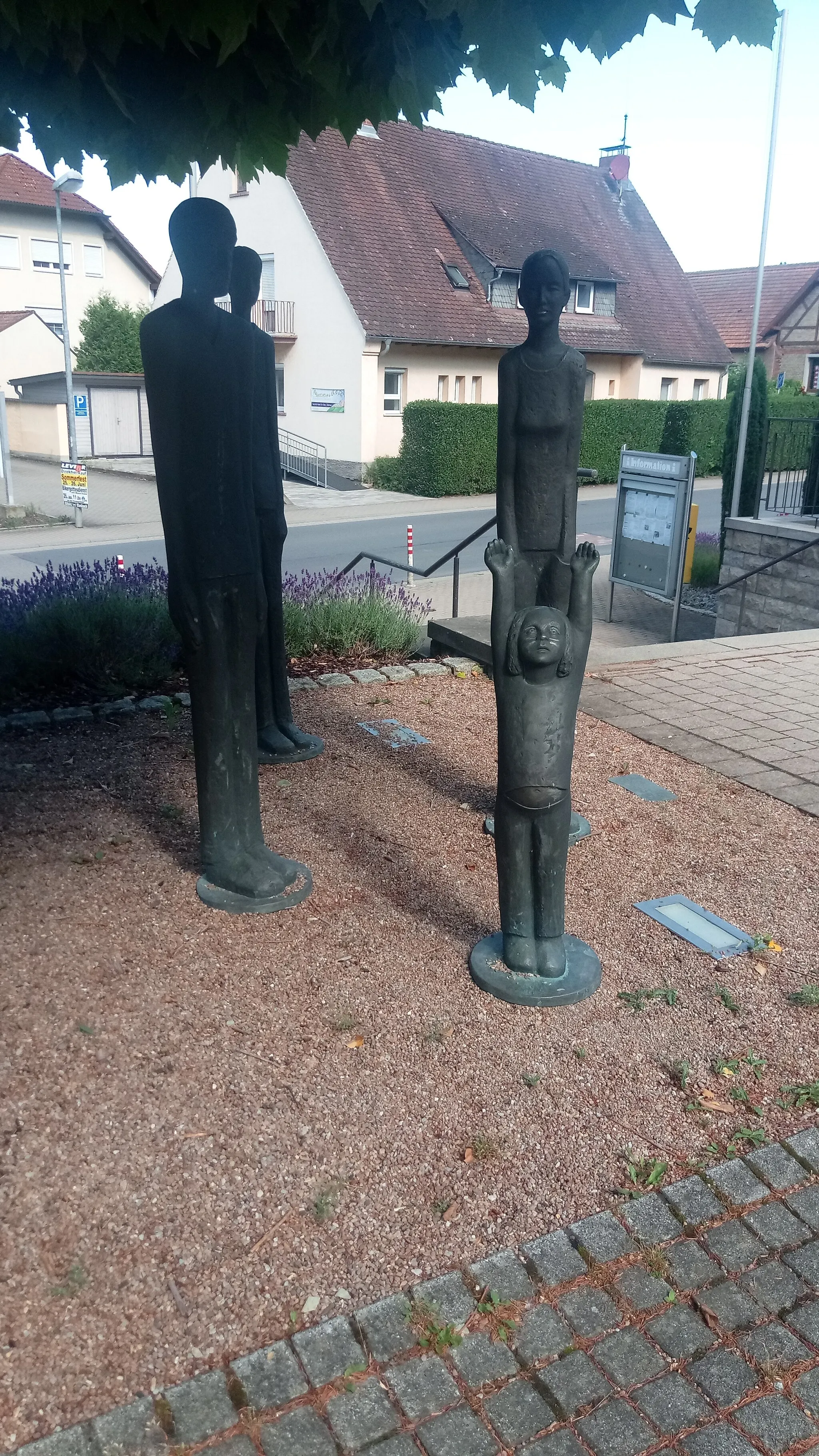 Photo showing: Bronzeskulpturengruppe von Marianne Wagner vor dem Seckacher Rathaus