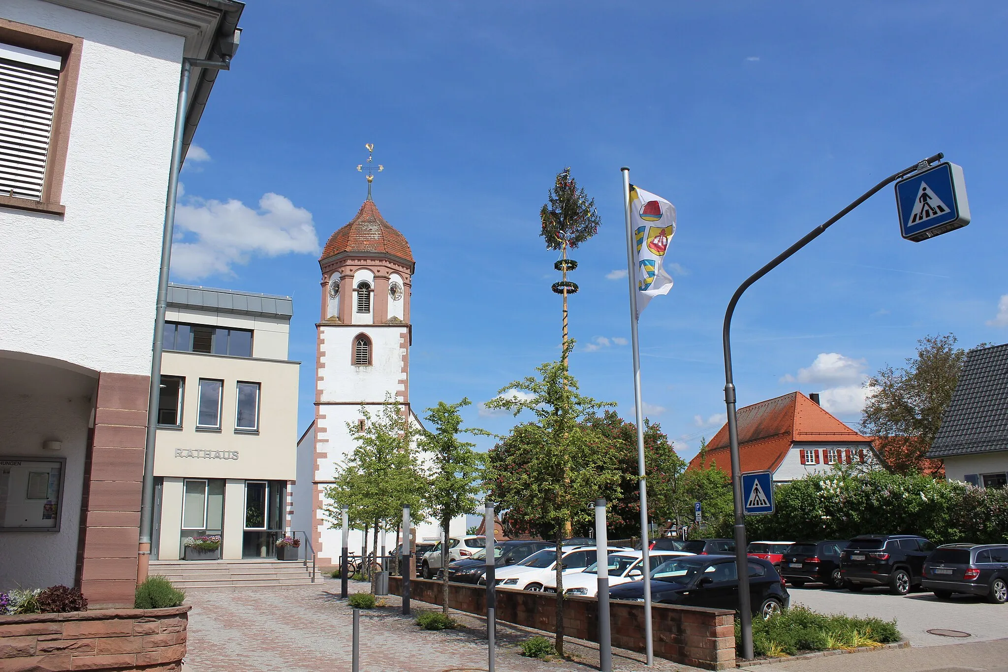 Photo showing: Rathaus Neuhausen (Enzkreis) mit Pfarrkirche Urban und Vitus