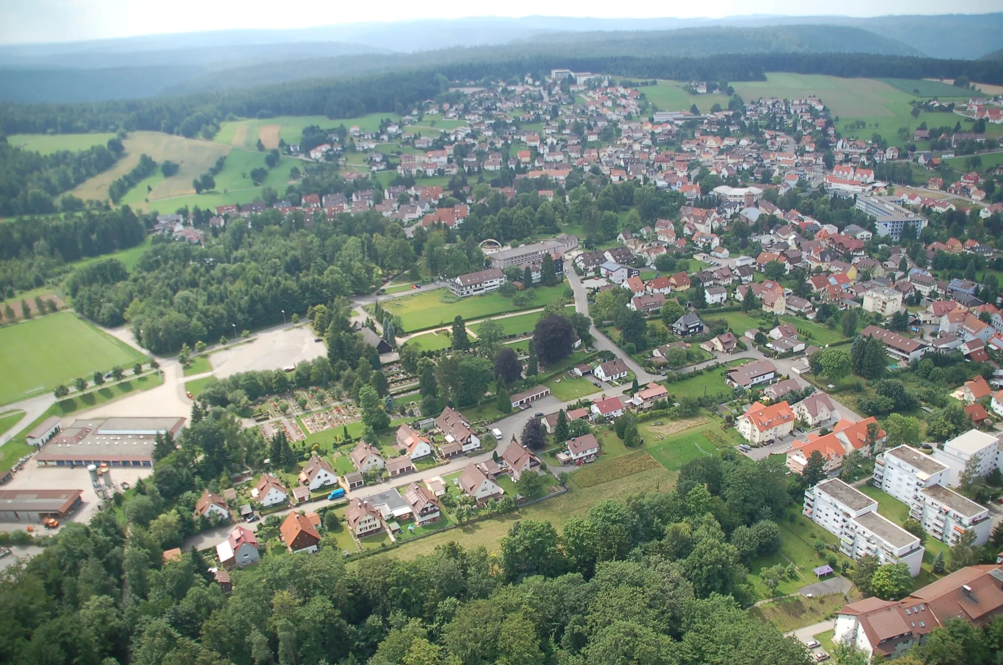 Photo showing: Blick über Schömberg. In der Bildmitte das Kurhaus mit dem Kurpark