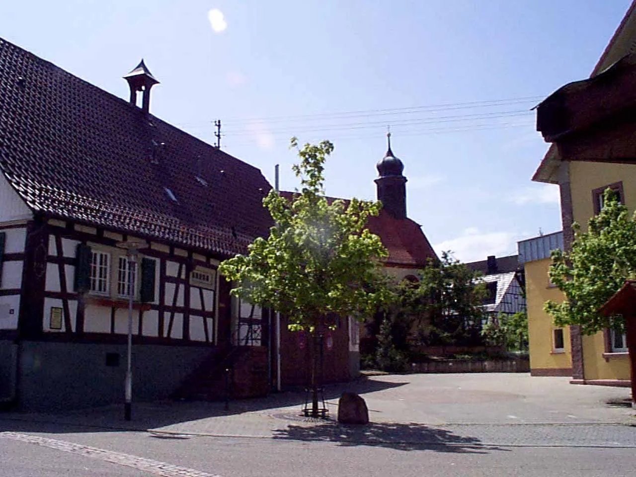 Photo showing: Rathausplatz mit angrenzenter St-Ignatius Kapelle Sulzbach (Malsch)