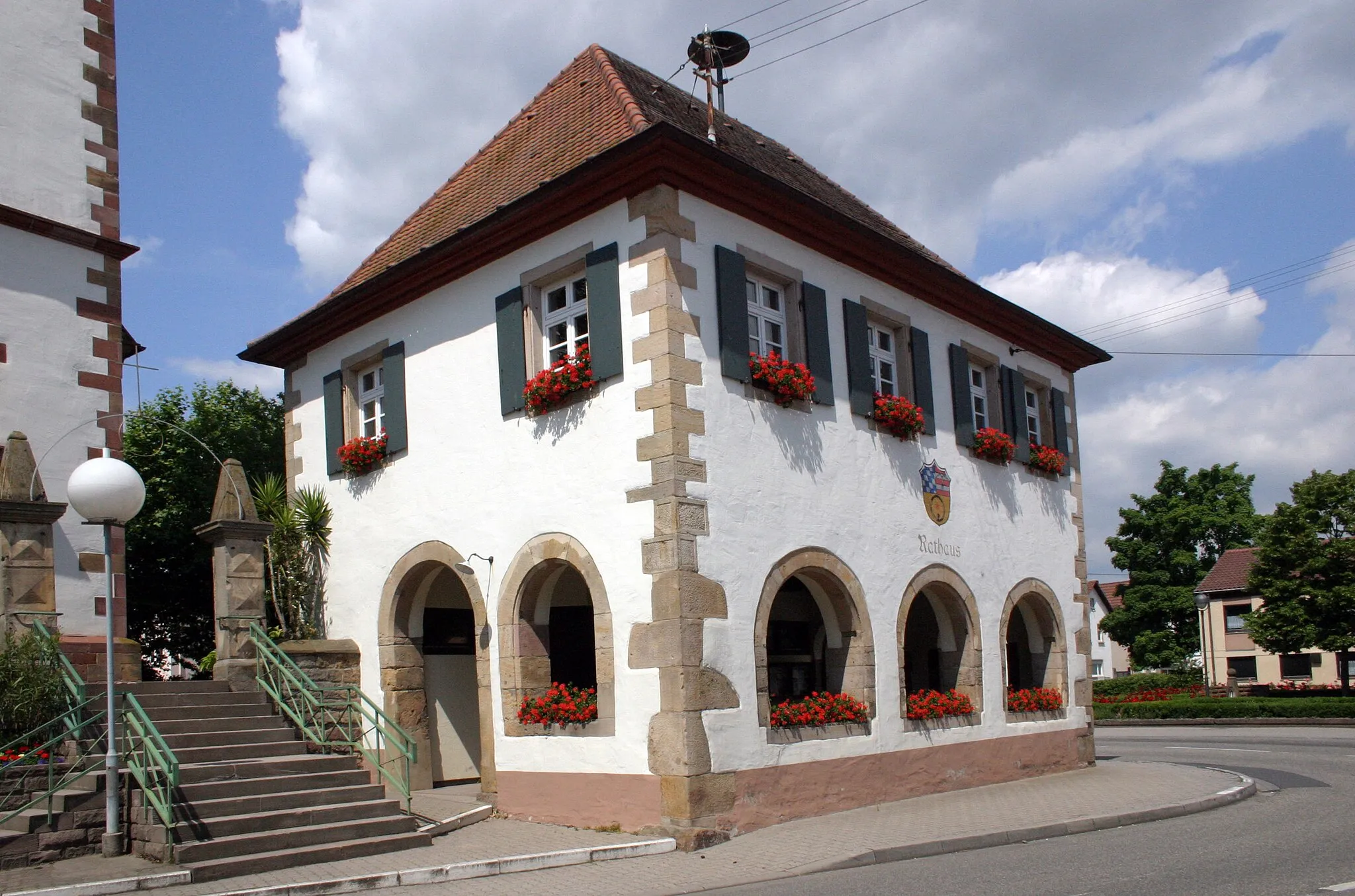 Photo showing: Ottersheim, Germersheimer Straße 1; Rathaus, Walmdachbau, Erdgeschosshalle bezeichnet 1555, Obergeschoss wohl aus dem 18. Jahrhundert.