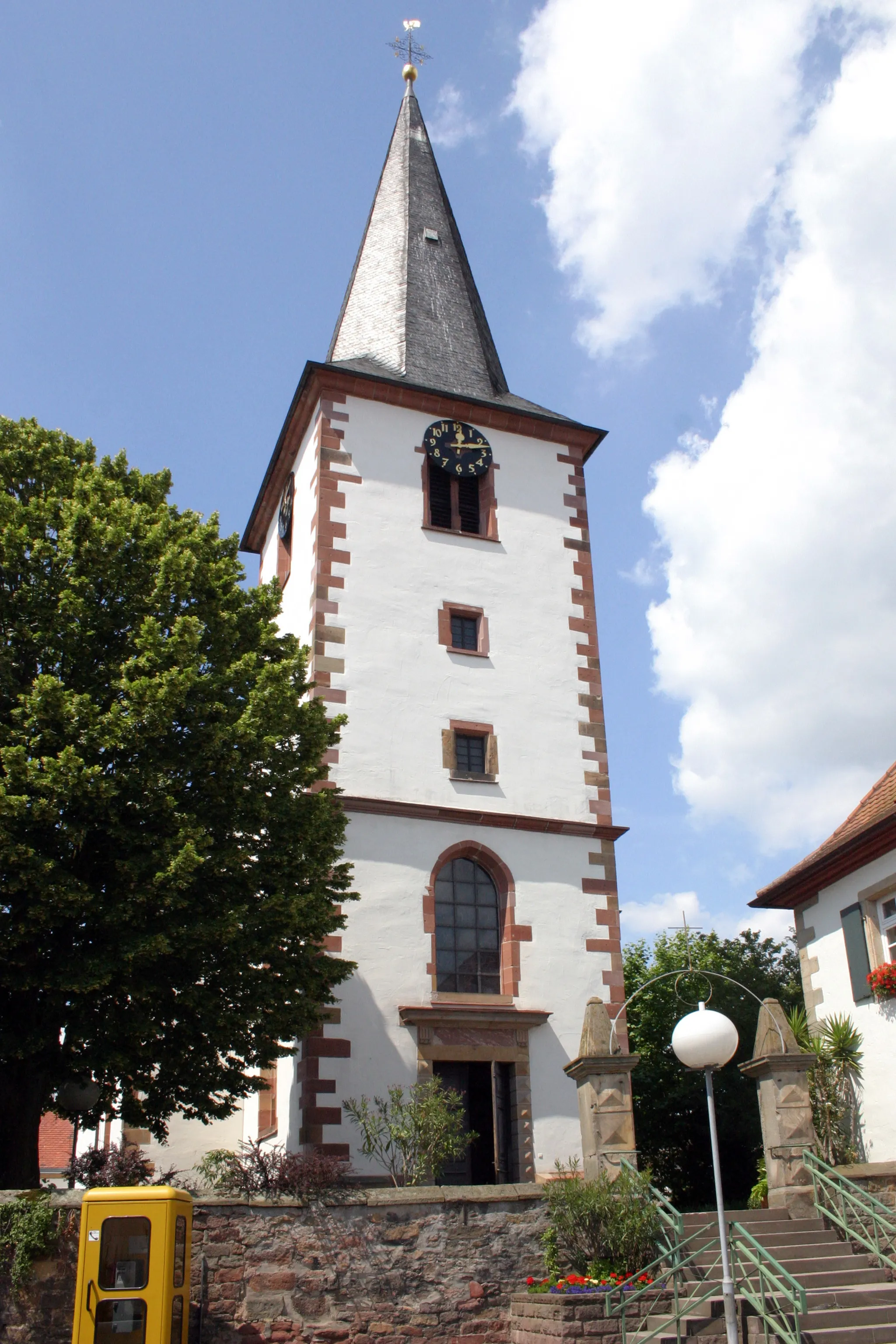 Photo showing: Ottersheim, Germersheimer Straße 3; Katholische Pfarrkirche St. Martin; fünfachsiger Saalbau, 1618, 1789 erweitert, gotischer ehemaliger Chorturm; Sandsteinkruzifix über Adam und Eva, bezeichnet 1747.