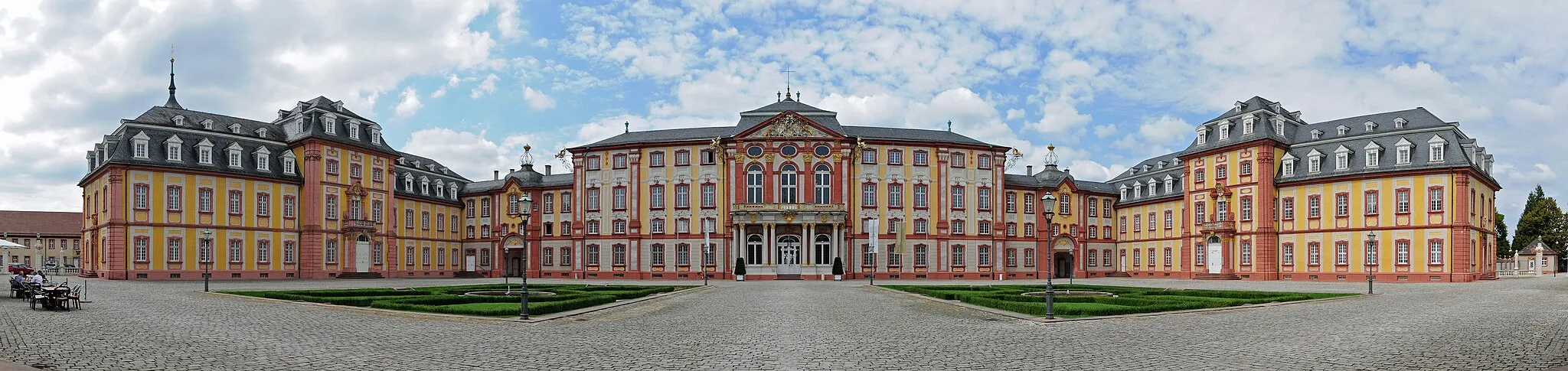 Photo showing: Bruchsal, castle courtyard , 5 pictures stitched