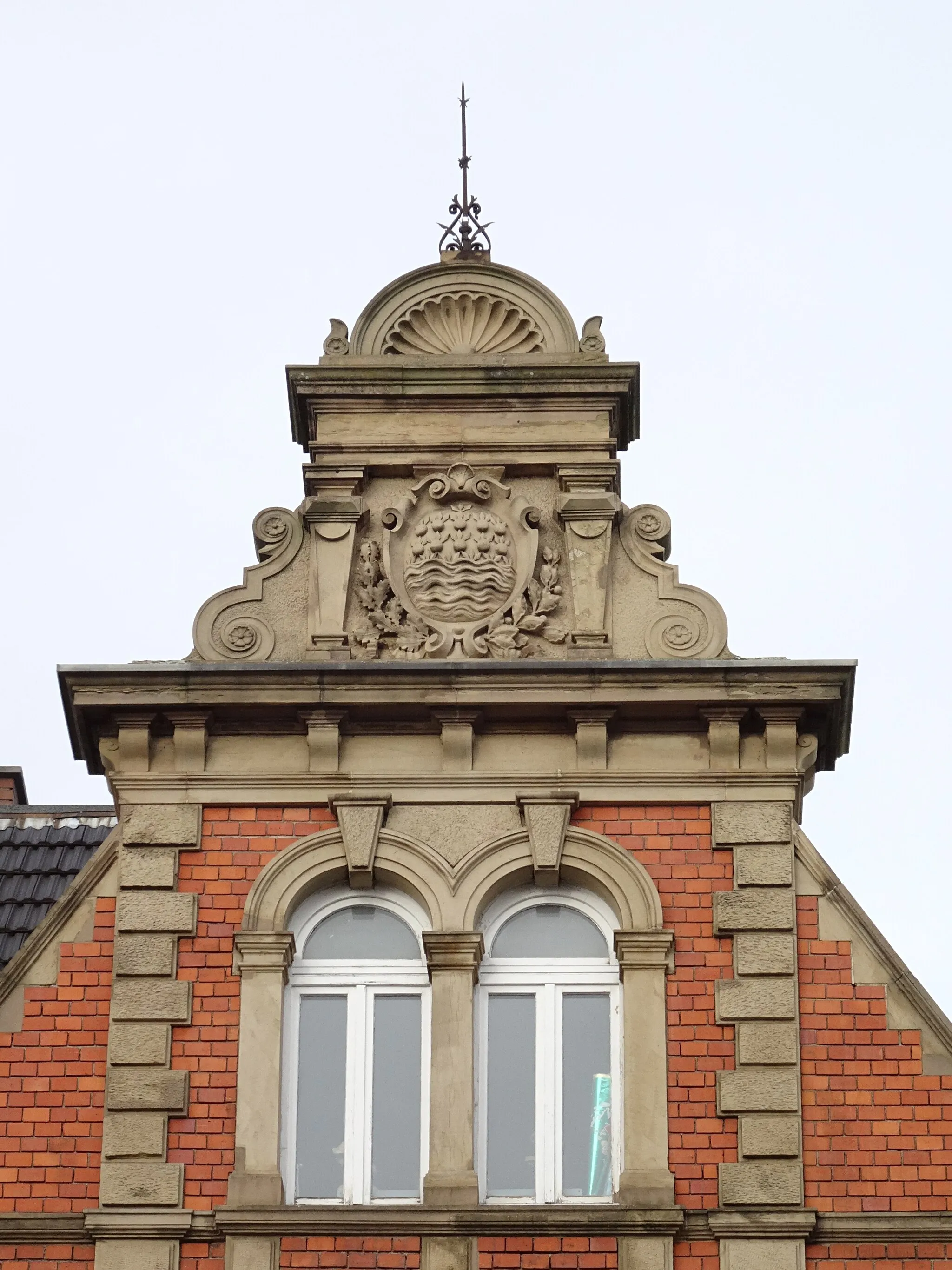 Photo showing: Mannheim-Neckarau (Germany), townhall, gable with the coat of Neckarau