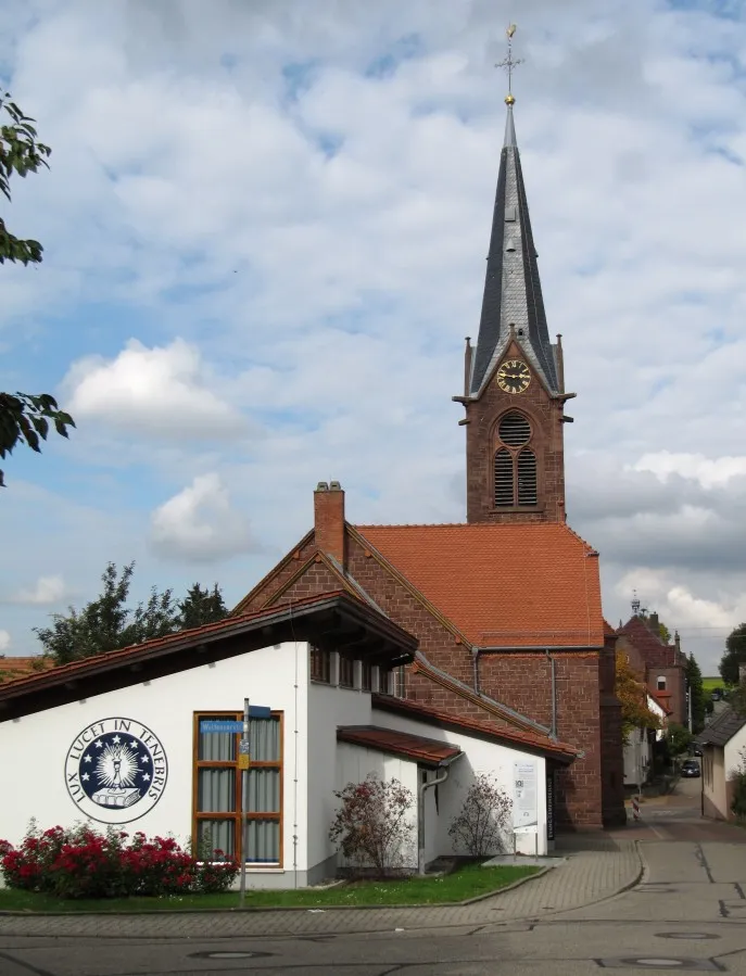 Photo showing: Gemeindehaus der evangelischen Kirche in Palmbach mit Wappen