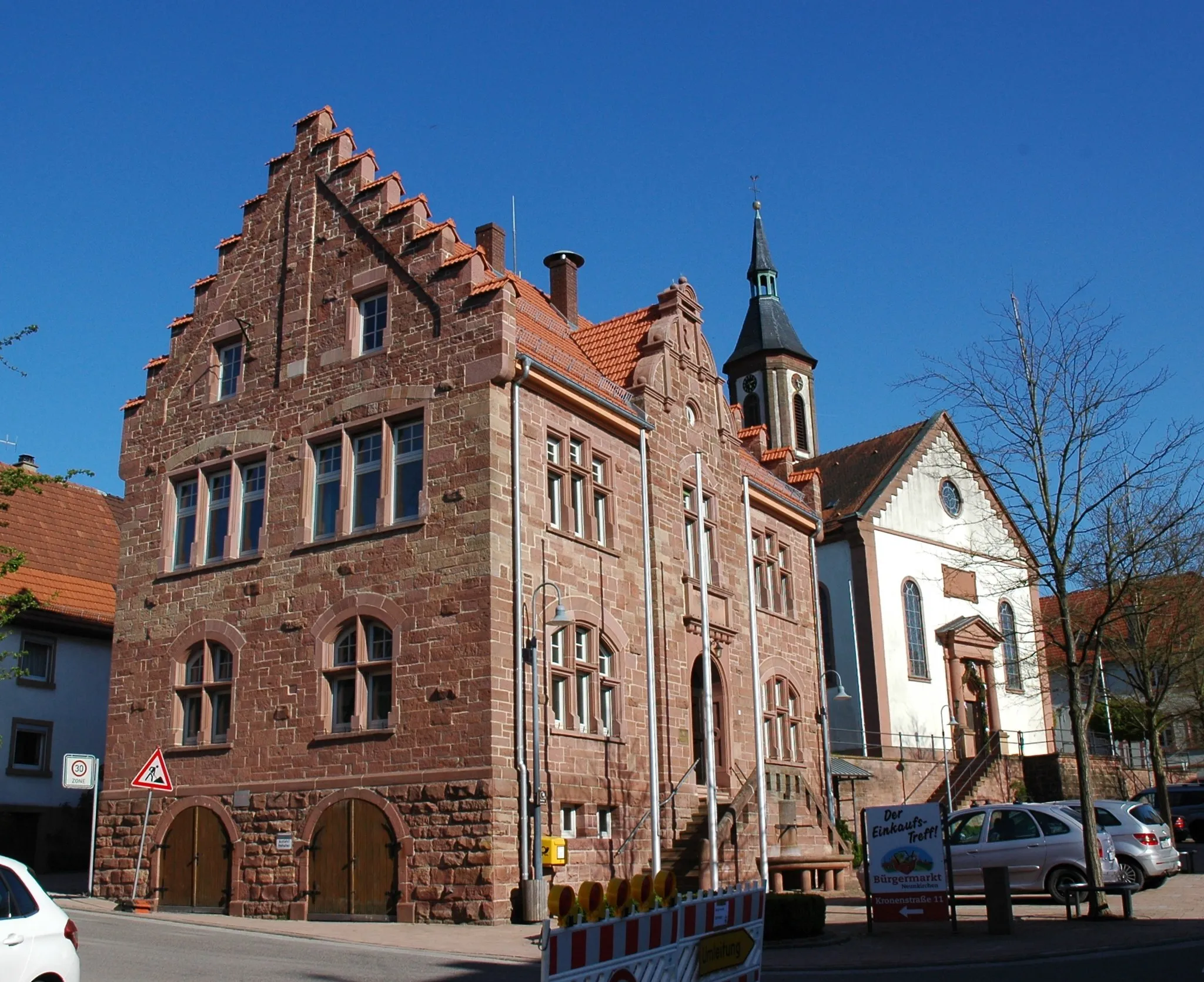 Photo showing: Rathaus und evangelische Paul-Gerhardt-Kirche in Neunkirchen  (Baden)