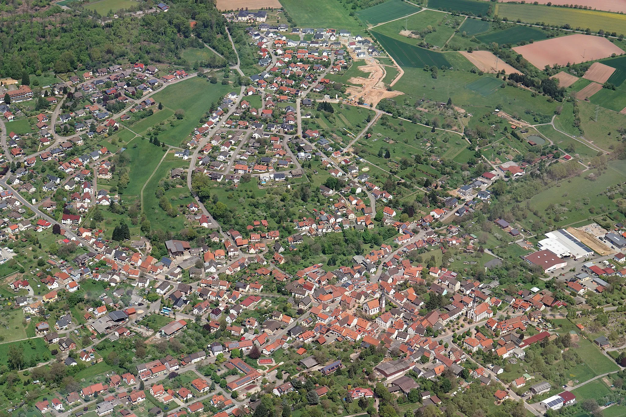 Photo showing: Neuenkirchen (Baden) in south-north direction photographed from a gyrocopter from an altitude of 3800 feet.