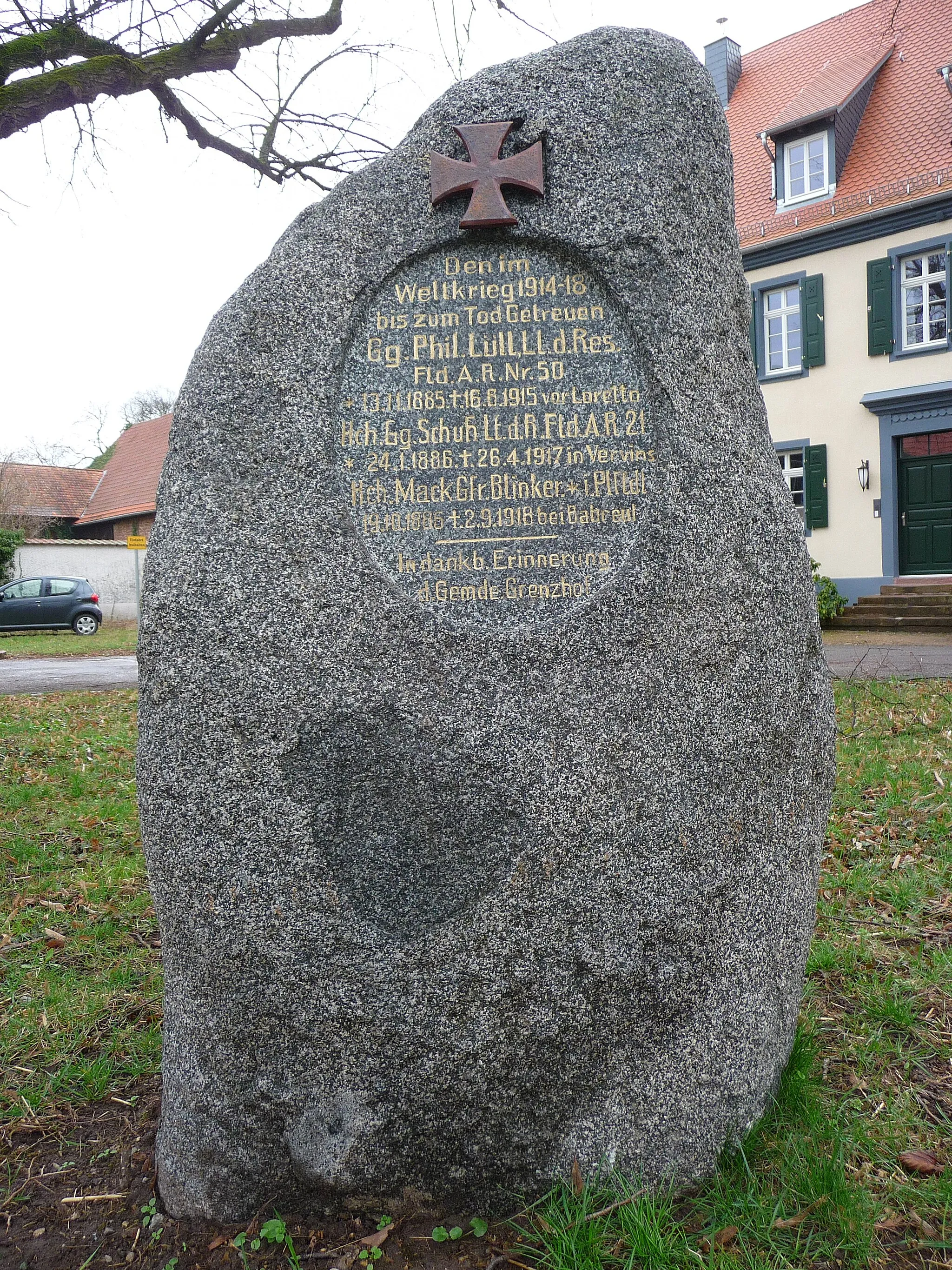 Photo showing: Gedenkstein zur Erinnerung an drei im Ersten Weltkrieg  (1914–’18) Gefallene, fotografiert im Heidelberger Stadtteil Grenzhof (Baden-Württemberg, Deutschland)