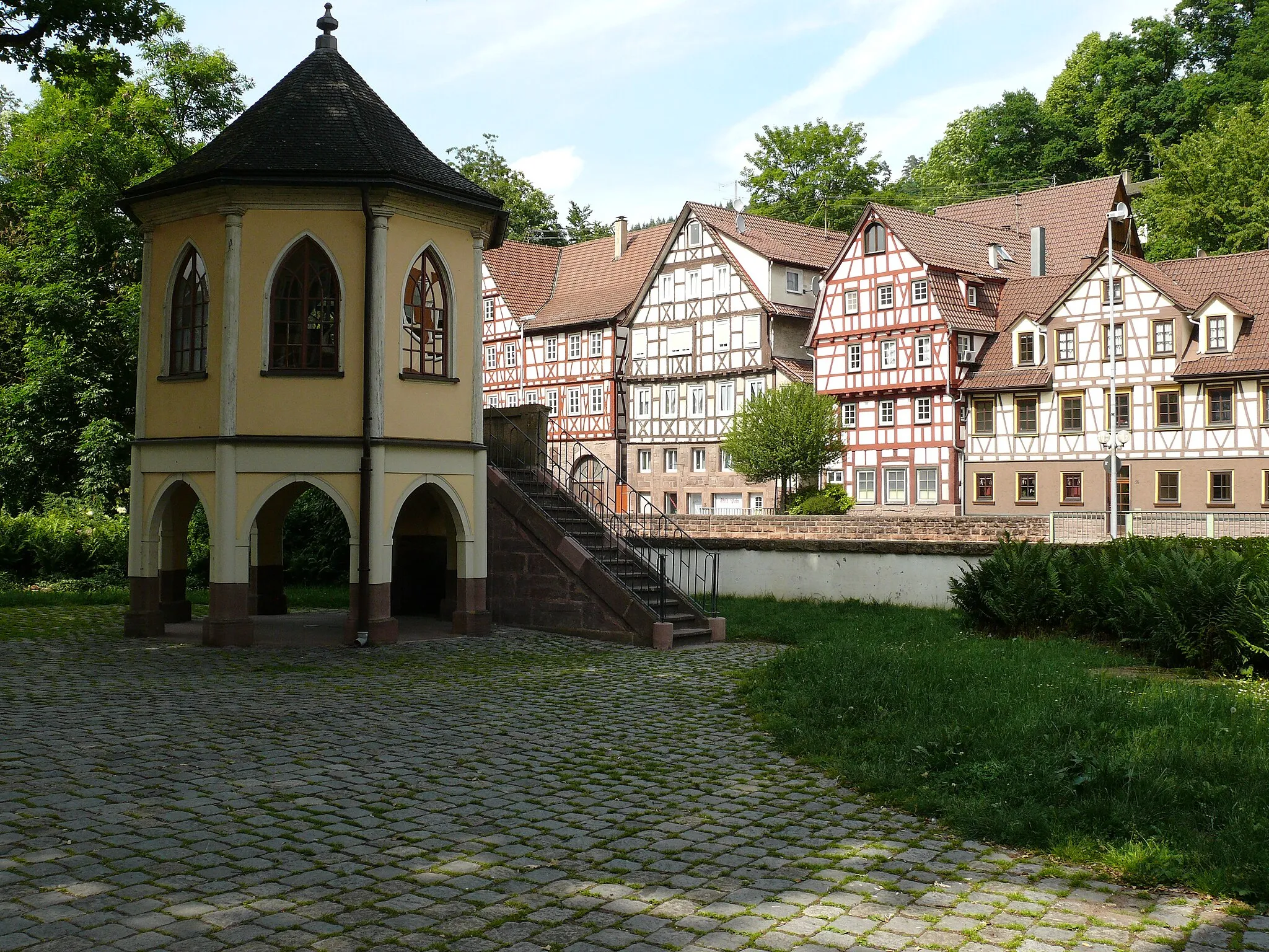 Photo showing: Pavillon im Park und Fachwerkhäuser am Ufer der Nagold gegenüber.