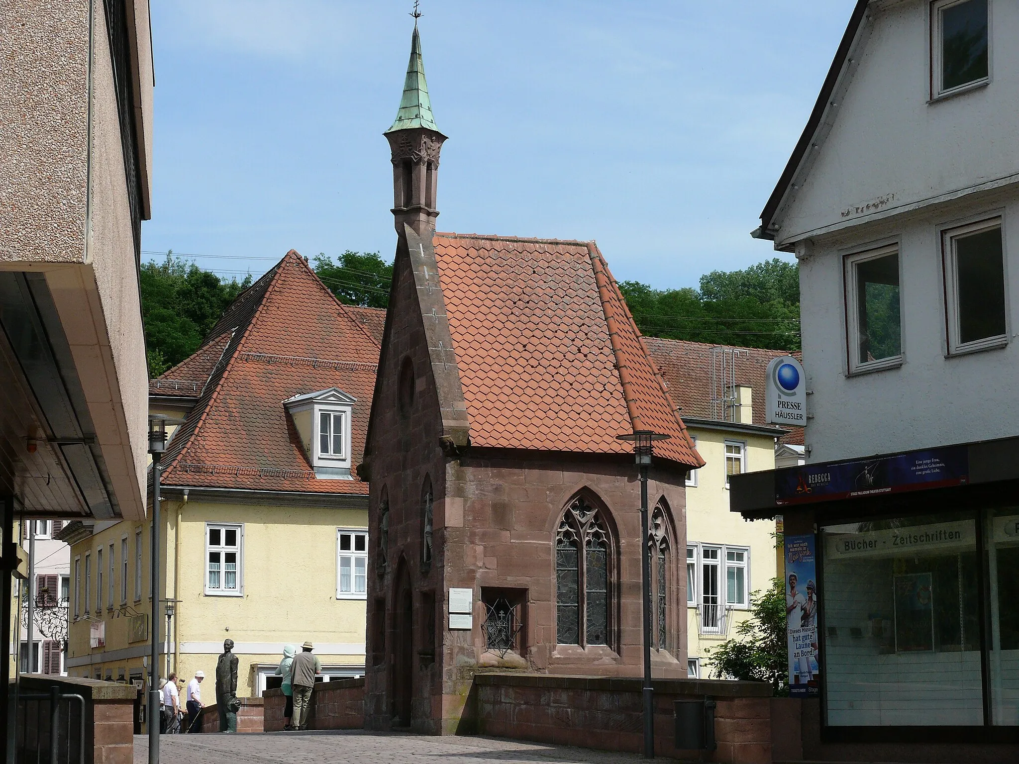Photo showing: Die Nikolauskapelle auf der Nikolausbrücke in Calw. Blick vom Hermann-Hesse-Platz.
