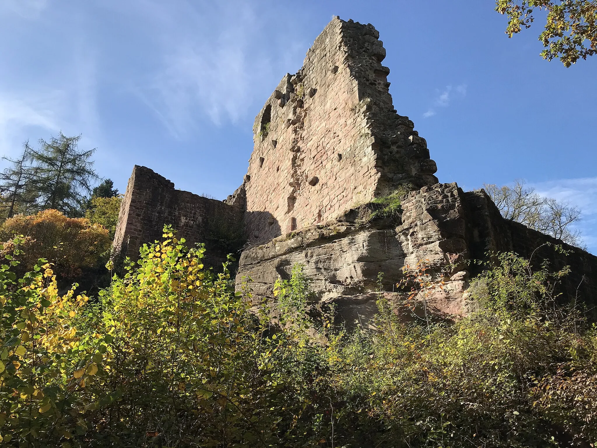Photo showing: Von den Burgen auf dem Sporn westlich der Ruine Waldeck sind nur noch Grundmauerreste, teilweise in Buckelquaderwerk, erhalten. Die Ruine selbst zeigt auf dem zentralen Felsen Reste eines kompakten Baus, bestehend aus einem Wohngebäude und dem Bergfried