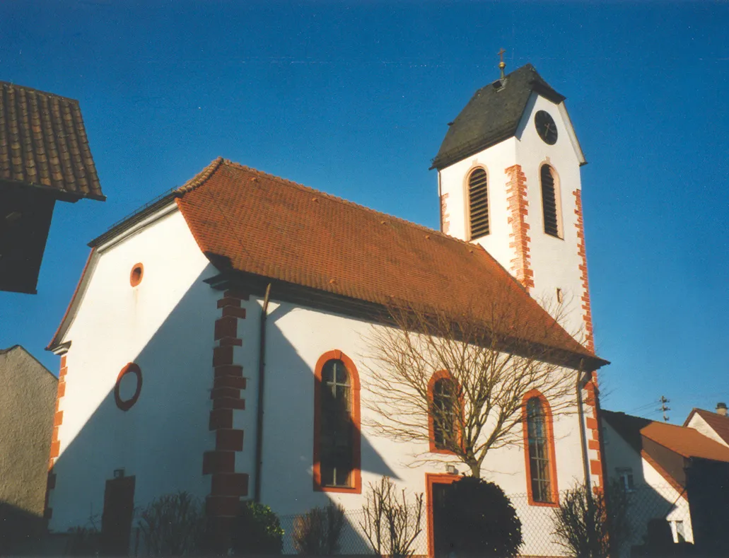 Photo showing: Neckarburken evangelische Ortskirche. Das Kirchenschiff (kleiner Saalbau mit Orgelempore) zeigt barocke Formensprache (18. Jahrhundert), der Turm wurde erst im 19. Jahrhundert angefügt