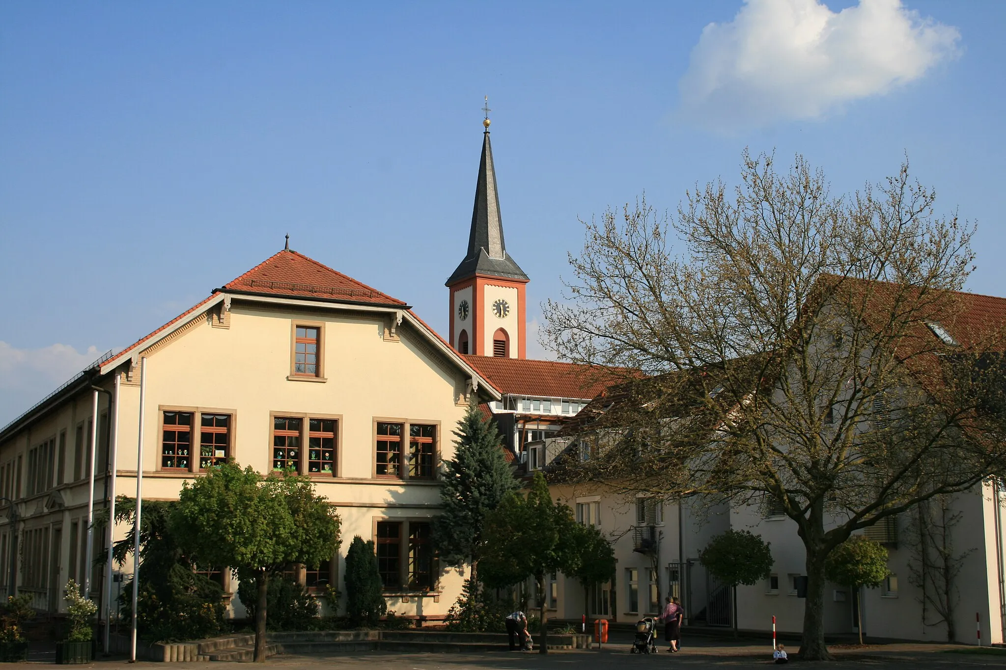 Photo showing: Altes Schulhaus und ev. Kirche von Blankenloch