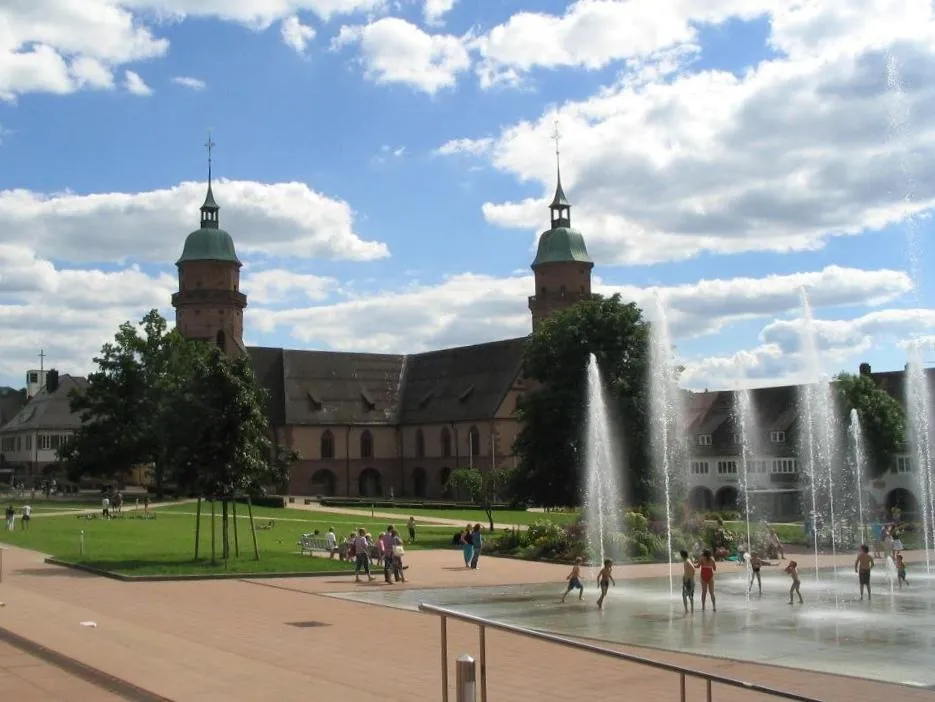Photo showing: Teil des Marktplatzes mit Stadtkirche und Fontänen im Vordergrund
