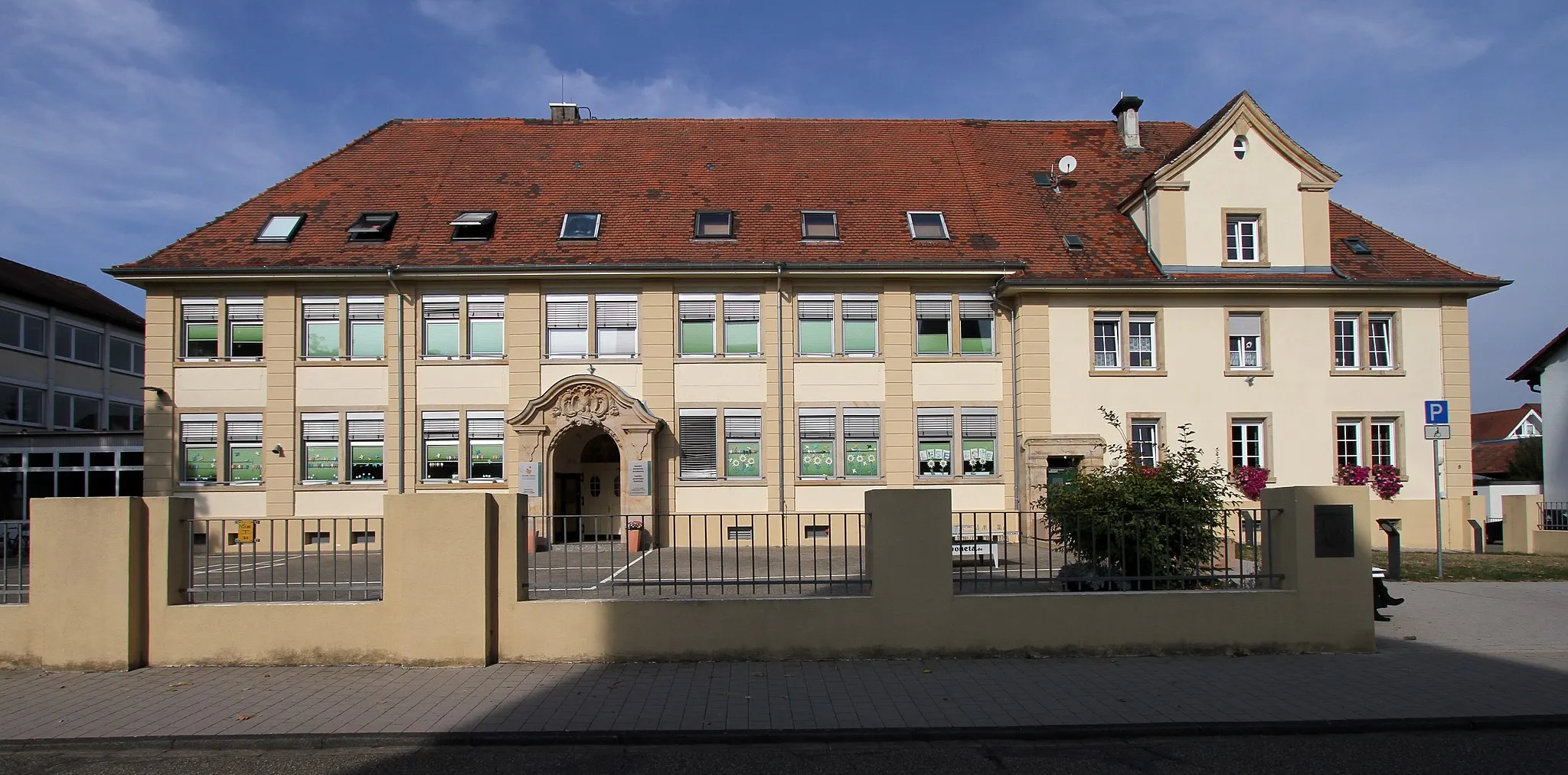 Photo showing: Niederbühl, Schule und Ortsverwaltung