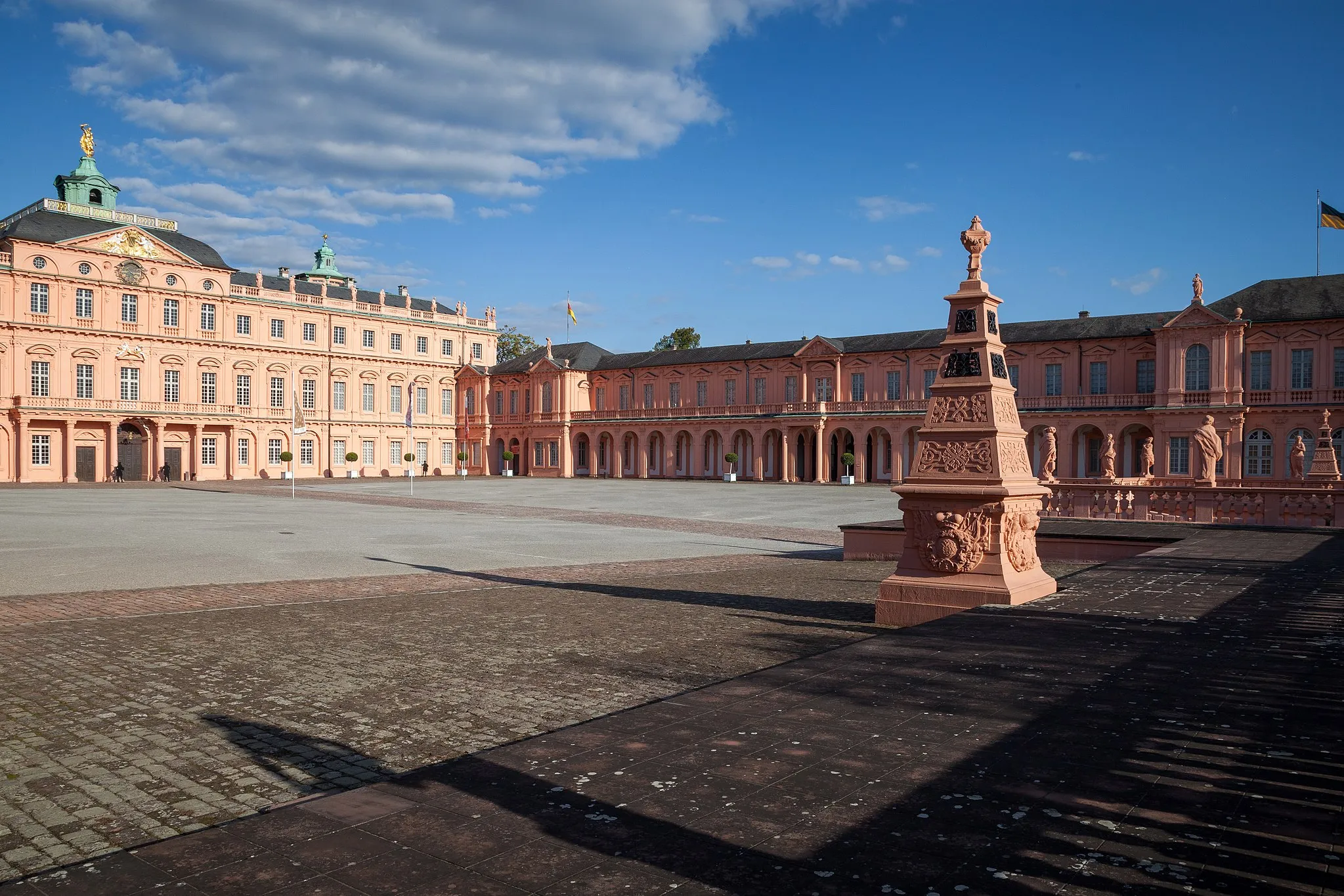 Photo showing: Seitlicher Blick vom Ehrenhof des Rastatter Schlosses