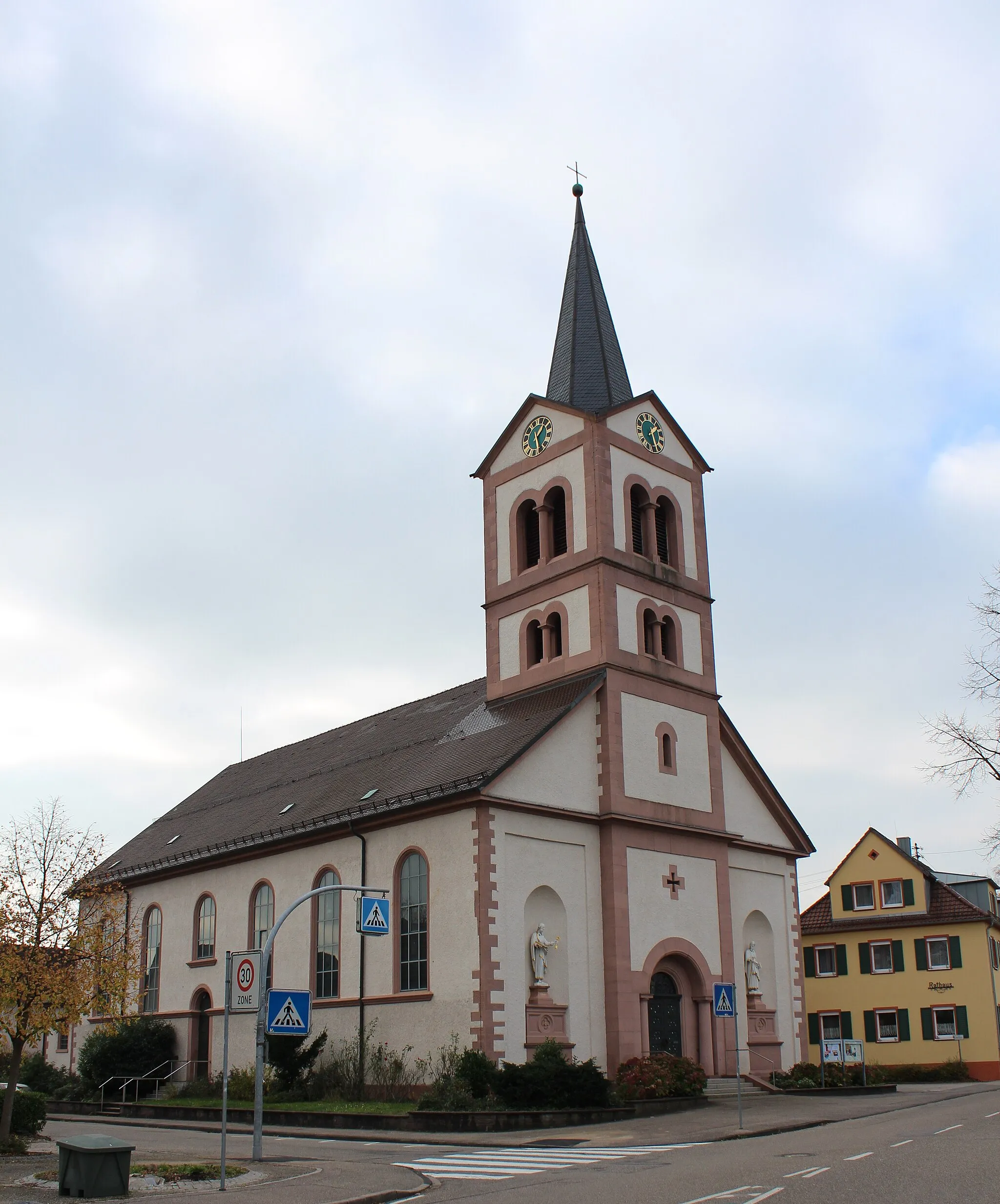 Photo showing: Pfarrkirche St. Katharina Sandweier, Rathaus im Hintergrund