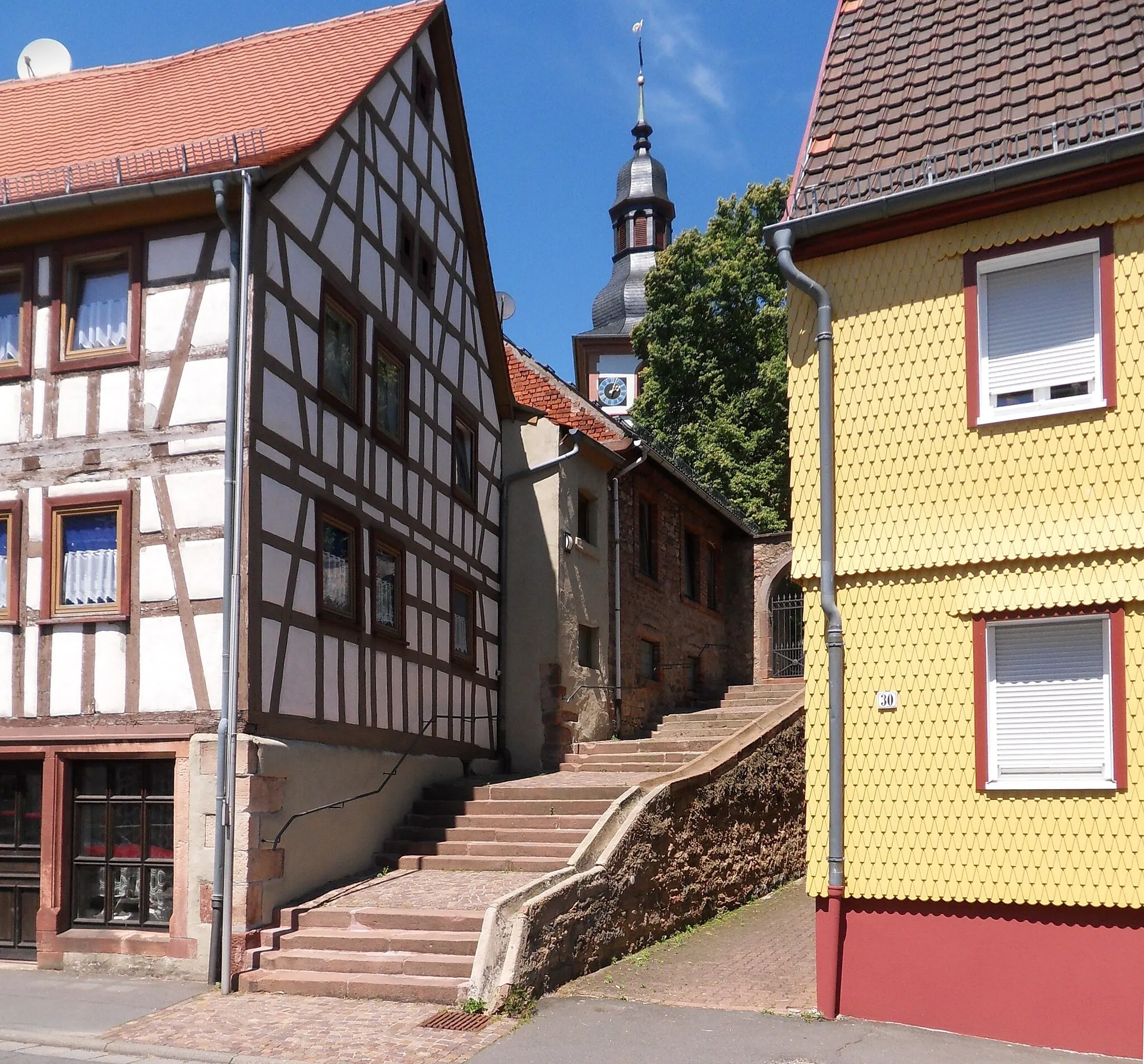 Photo showing: Treppenanlage, die von der Hauptstraße in Kirchbrombach zum Kirchhof führt