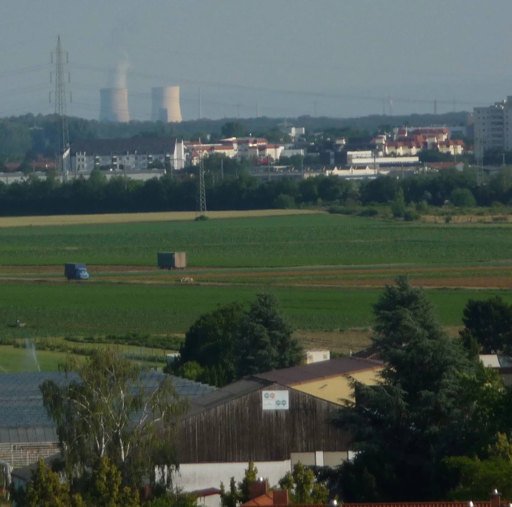 Photo showing: Blick vom Michaelsberg in Ludwigshafen-Maudach nach Süden, hinten AKW Philippsburg