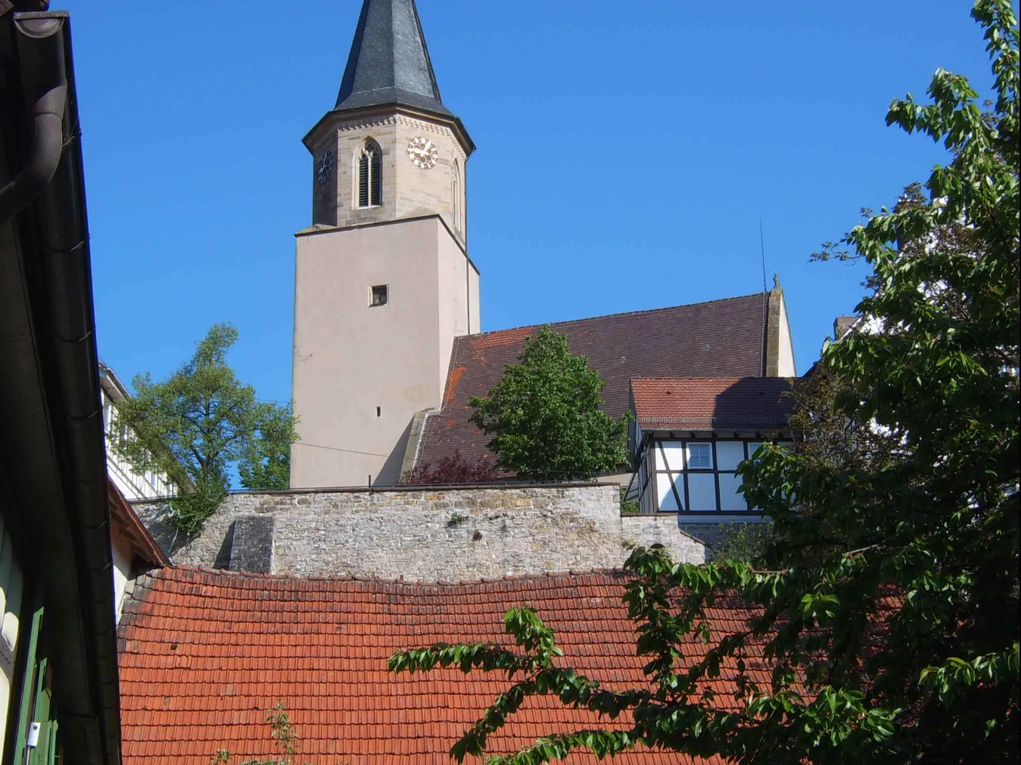 Photo showing: Großglattbach (Church-Castle); District of Enz; Federal State of Baden-Württemberg; Germany
Build in the 13th century; later changes; of special interest:  Parts of the curtain remaining (without battlement); Remnants of a second curtain with a half-rounded tower.