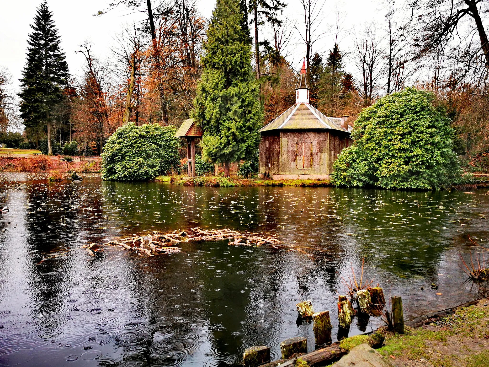 Photo showing: Kapelle und Teich im Englischen Garten Eulbach